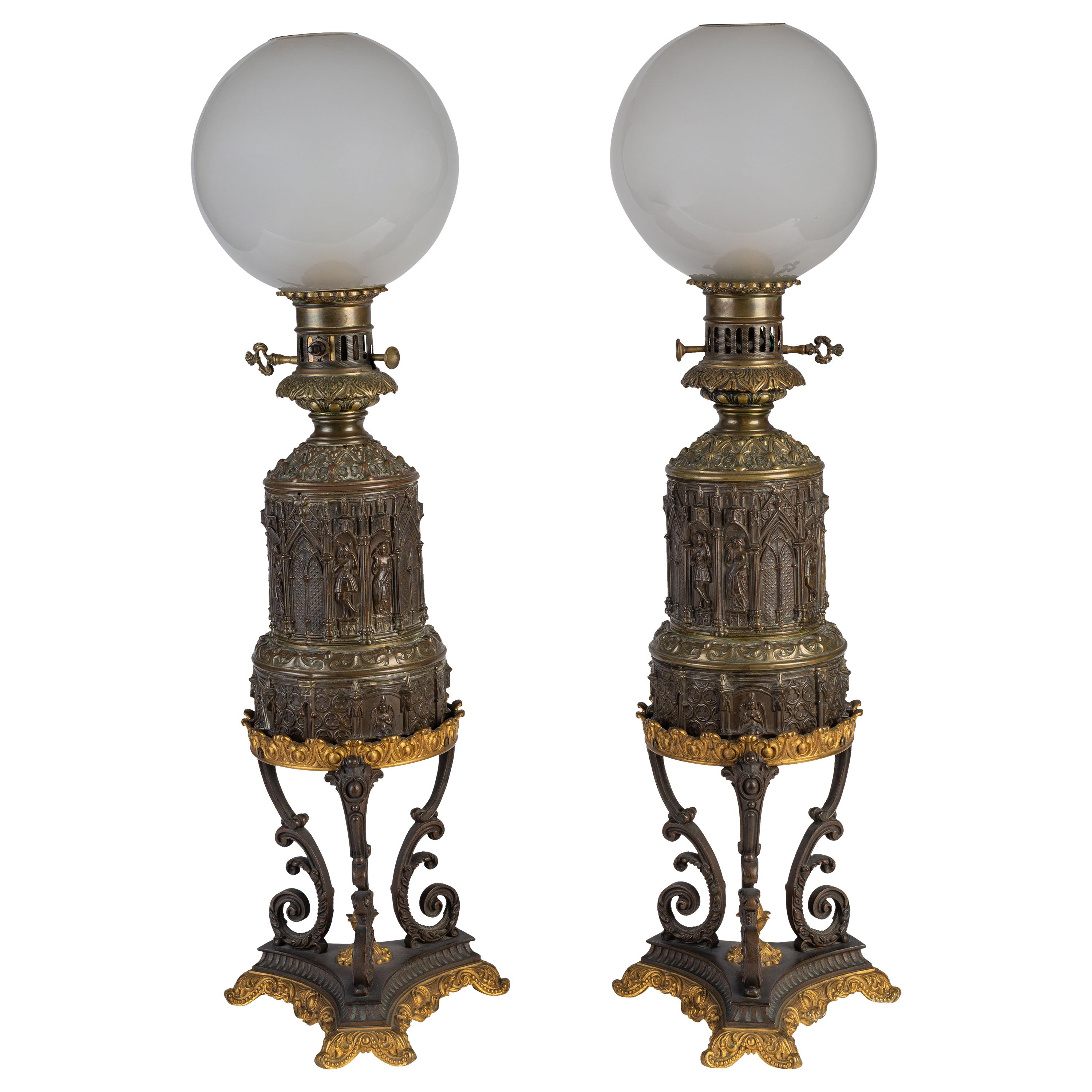 Paire de lampes à huile en bronze patiné et doré de style néo-gothique en vente