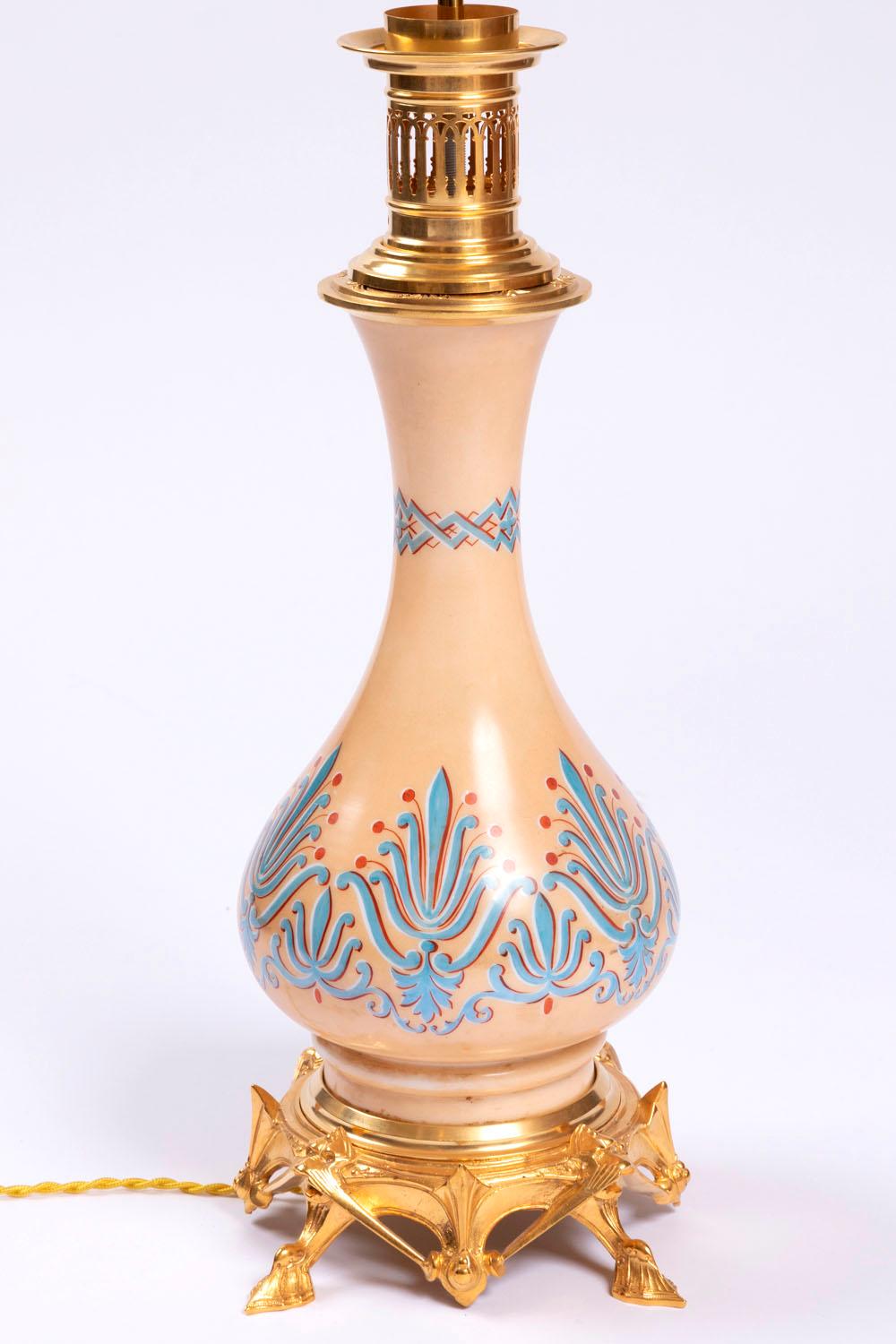 Doré Paire de lampes en opaline et bronze doré de style Revive gothique, vers 1890 en vente