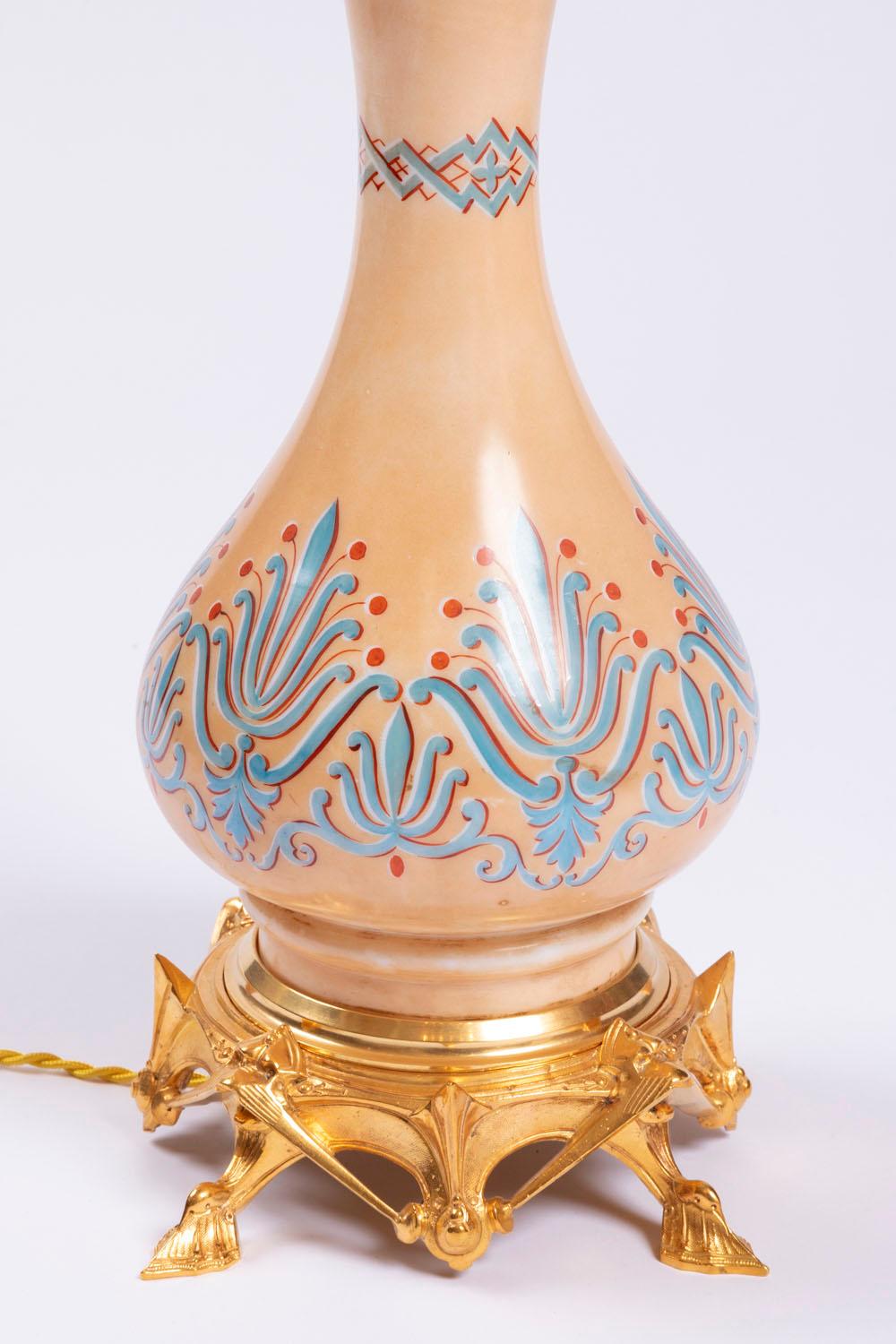 Paire de lampes en opaline et bronze doré de style Revive gothique, vers 1890 Bon état - En vente à Saint-Ouen, FR