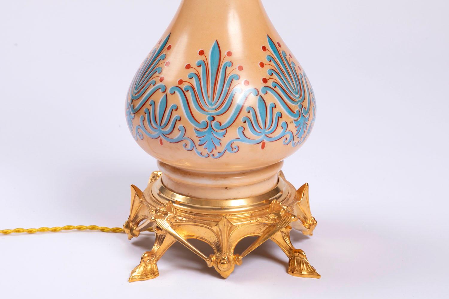 XIXe siècle Paire de lampes en opaline et bronze doré de style Revive gothique, vers 1890 en vente