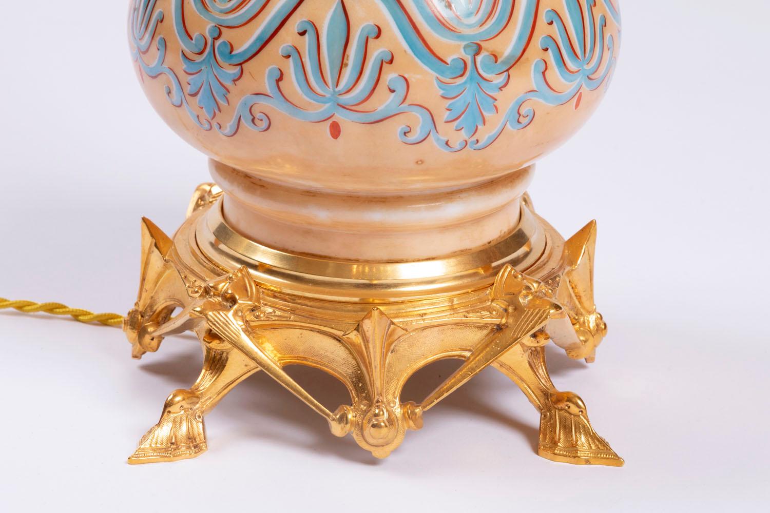 Bronze Paire de lampes en opaline et bronze doré de style Revive gothique, vers 1890 en vente