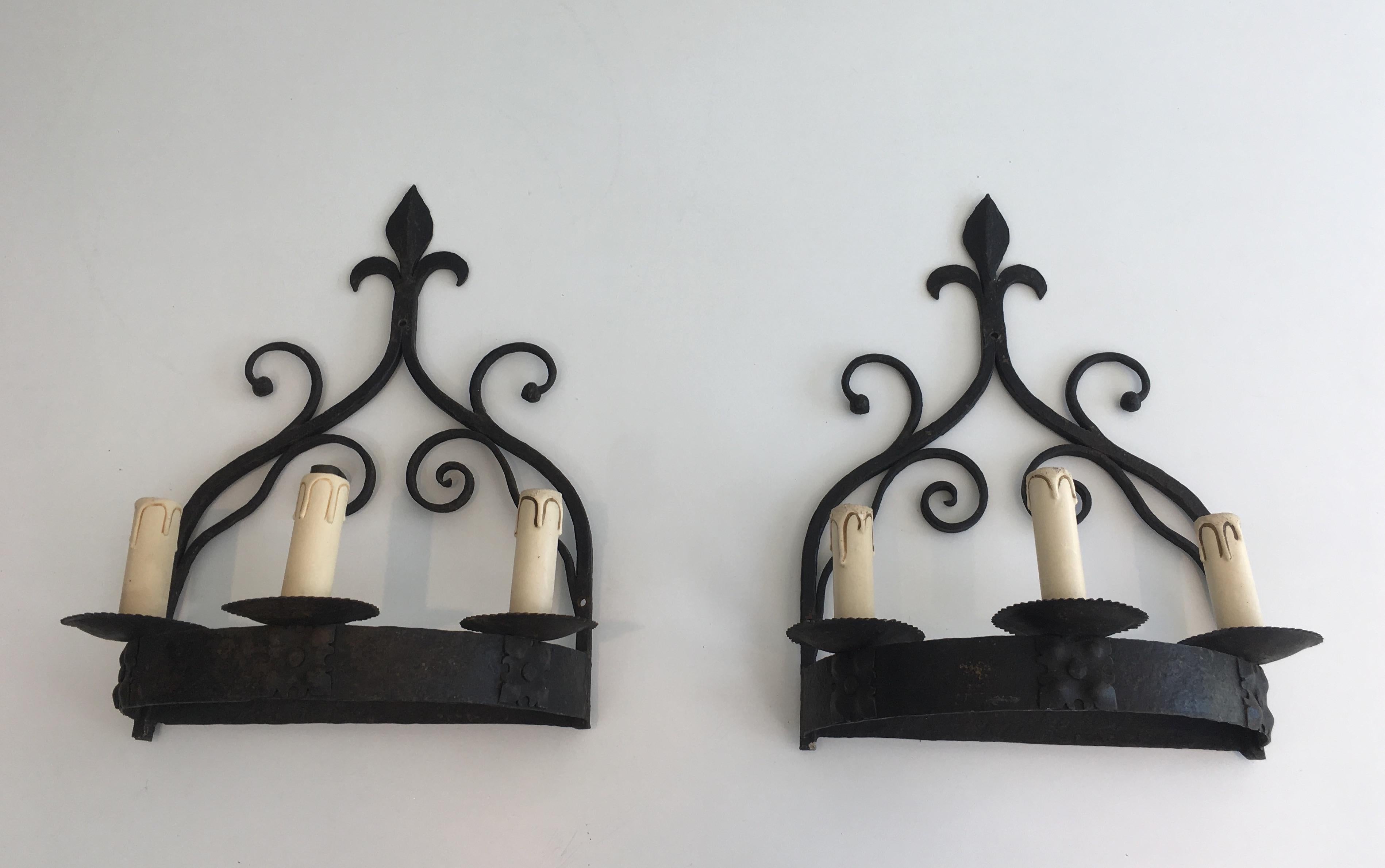 Pair of Gothic Style Wrought Iron Sconces, French, circa 1950 In Good Condition In Marcq-en-Barœul, Hauts-de-France