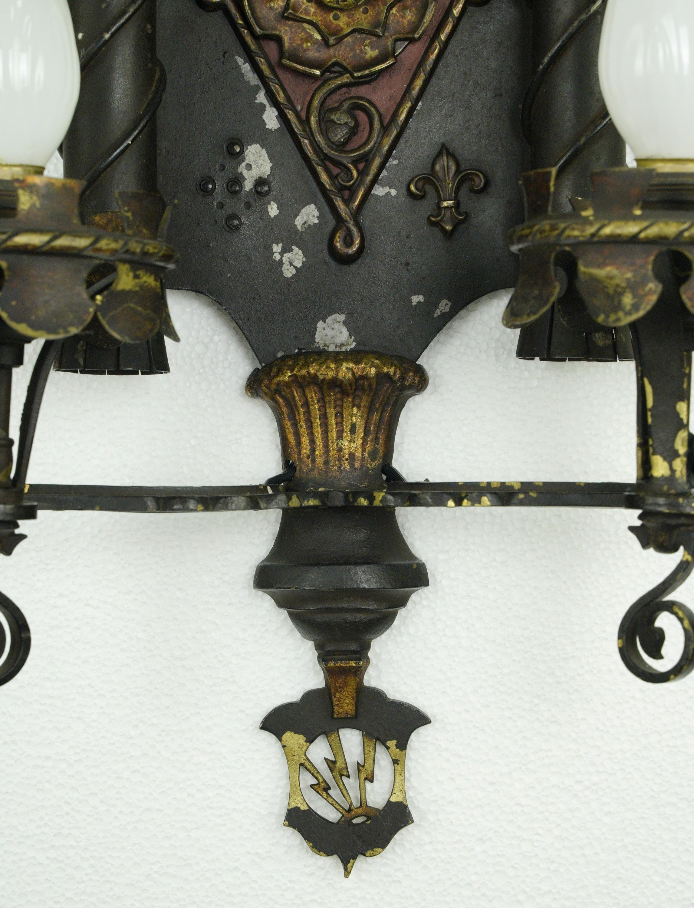 Paar gotische 2-armige Wandleuchter aus Schmiedeeisen und Bronze im Angebot 5