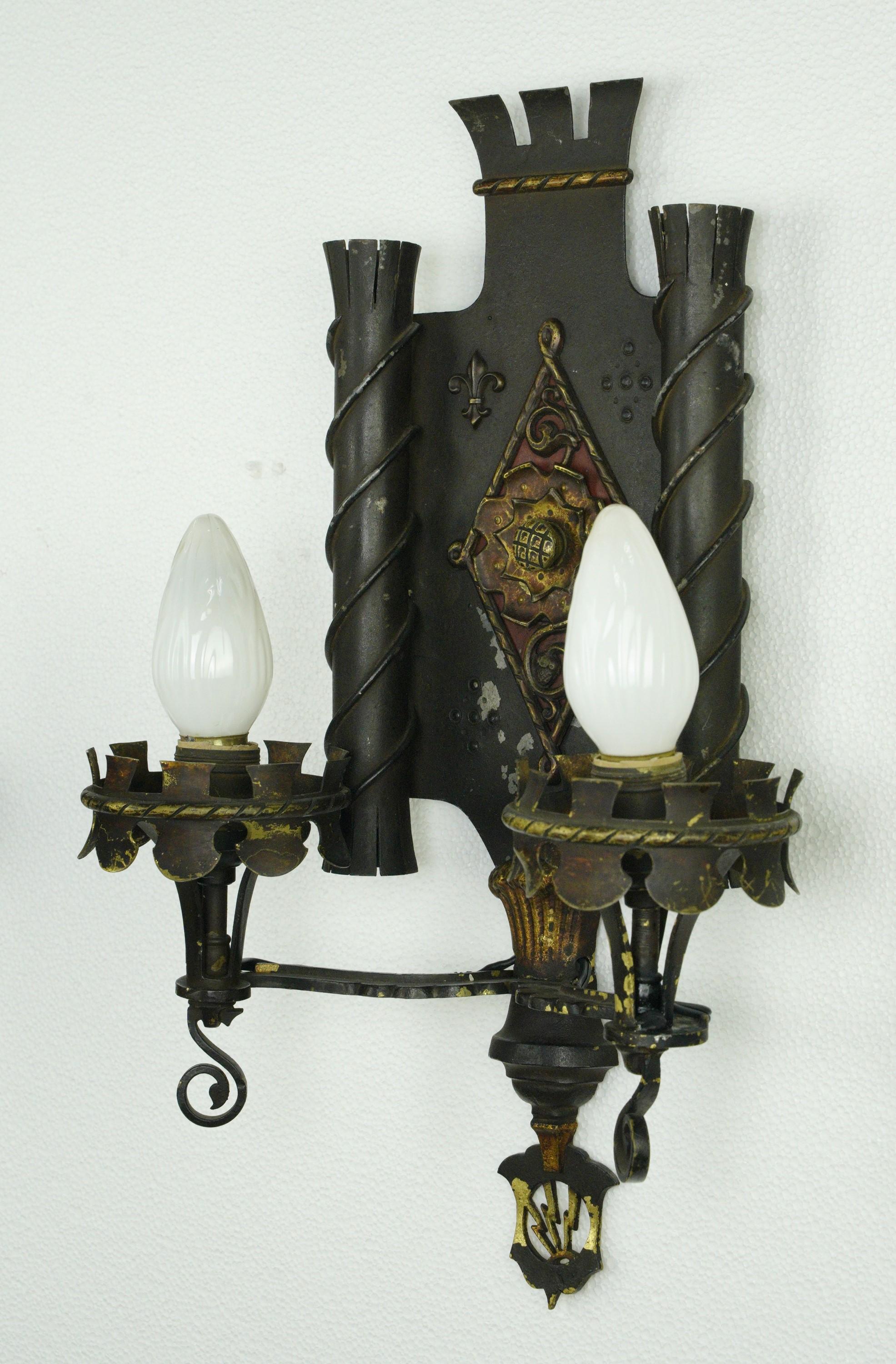 Paar gotische 2-armige Wandleuchter aus Schmiedeeisen und Bronze im Angebot 6