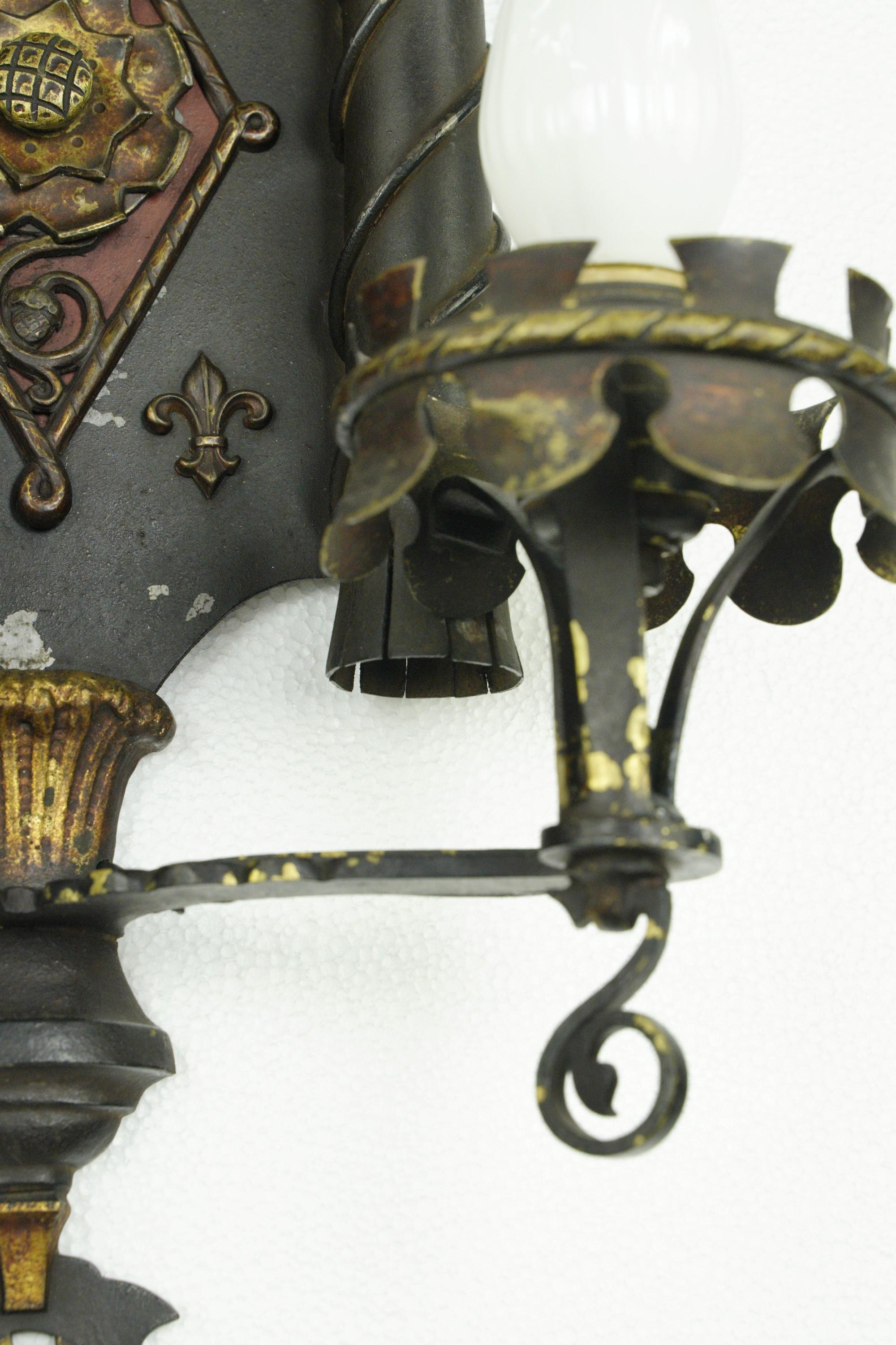 Paar gotische 2-armige Wandleuchter aus Schmiedeeisen und Bronze im Angebot 8