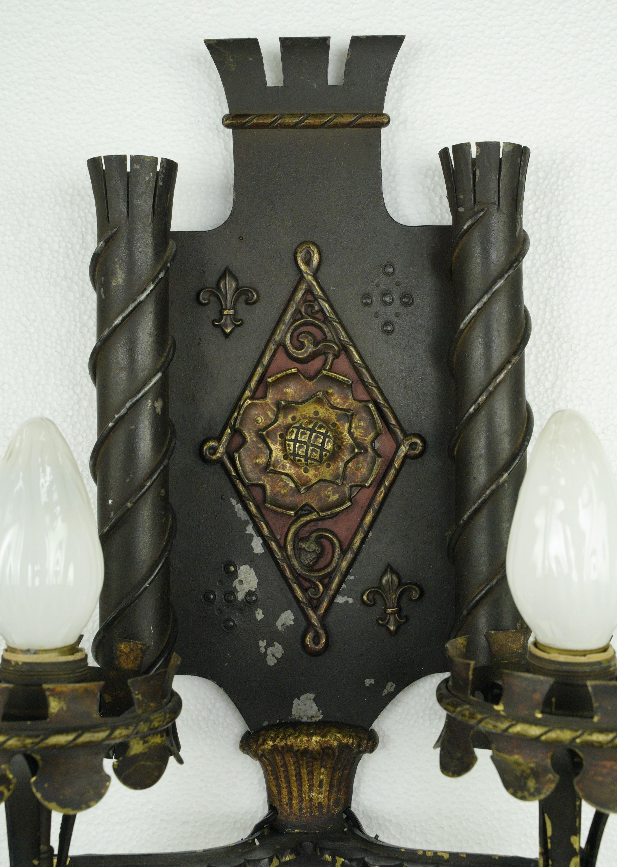 Paar gotische 2-armige Wandleuchter aus Schmiedeeisen und Bronze im Angebot 3
