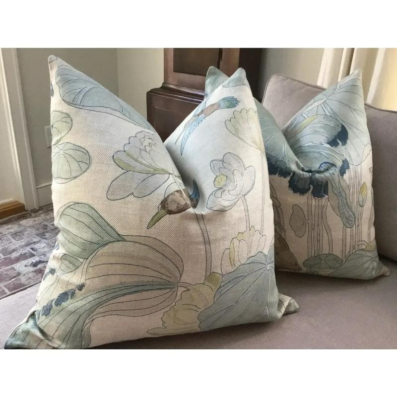 Mid-Century Modern Paire d'oreillers en duvet G.P & J Baker Nympheus in Frost and Sea (Nympheus dans le givre et la mer) des deux côtés en vente