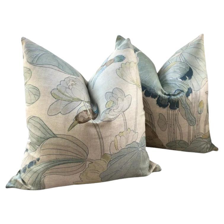 Coppia di cuscini in piuma d
oca G.
A. Baker Nympheus in Frost and Sea, entrambi i lati