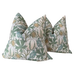 Paire d
oreillers en duvet Gp and J Baker "Pumpkins" in Aqua