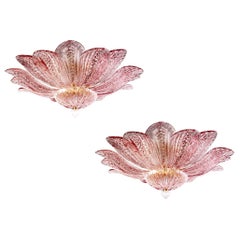Paire de gracieux plafonniers ou lustres en verre de Murano rose et améthyste