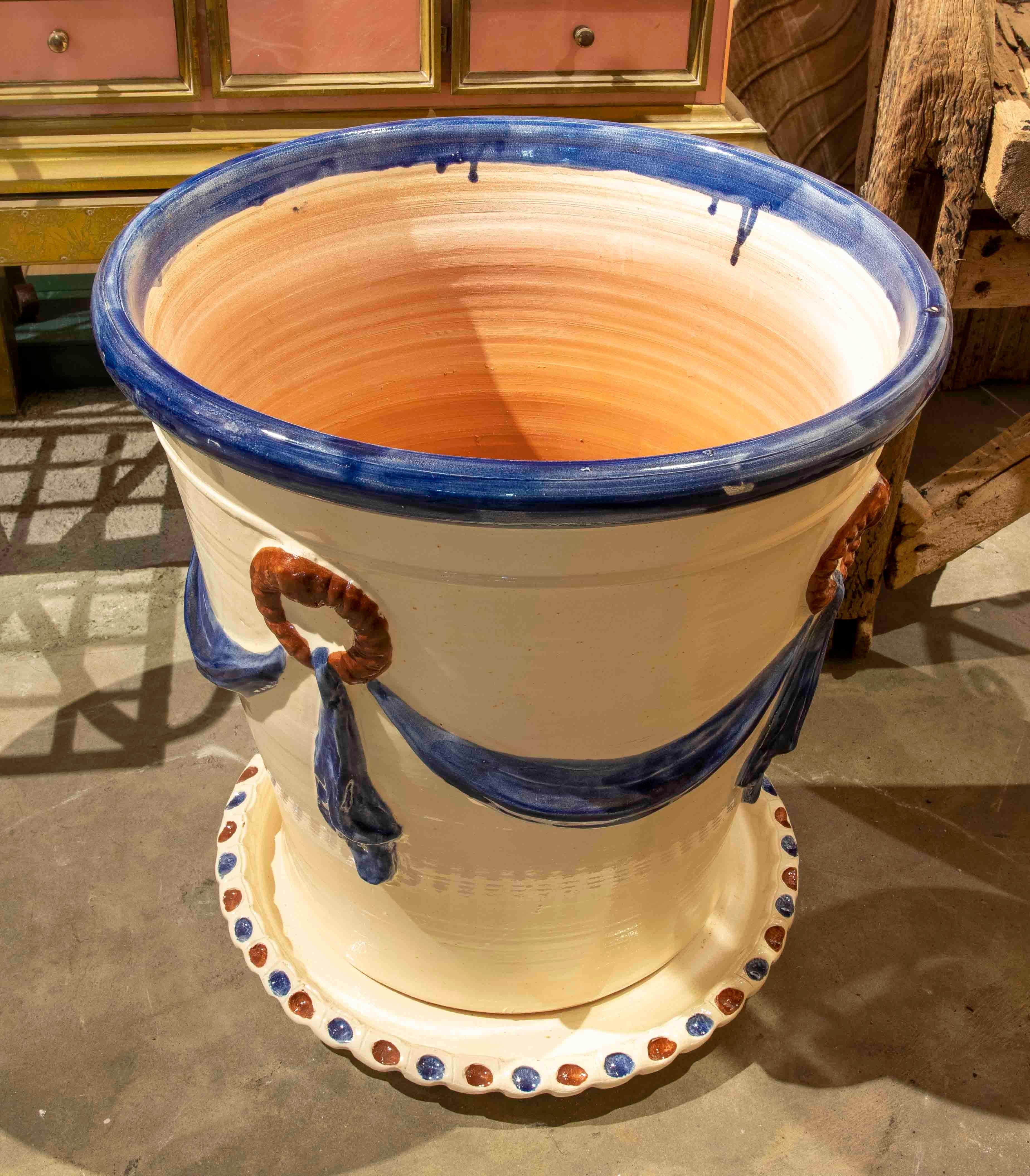 Paire de pots à fleurs en céramique émaillée granadienne avec soucoupes Bon état - En vente à Marbella, ES