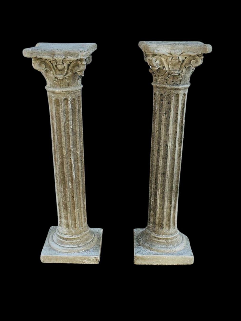 20ième siècle Paire de grandes colonnes cannelées en béton de style corinthien