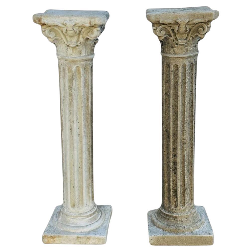 Paire de grandes colonnes cannelées en béton de style corinthien