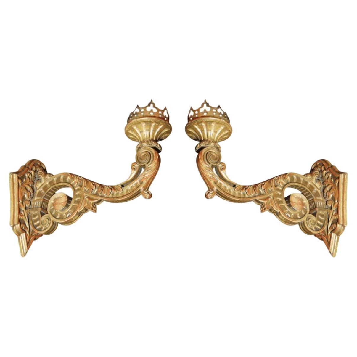 Paire de grandes appliques en bois doré sculptées et sculptées à la main