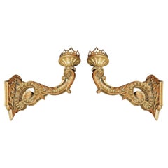 Paire de grandes appliques en bois doré sculptées et sculptées à la main