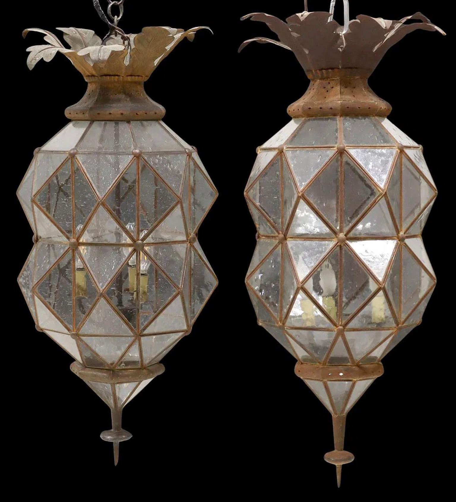 Marocain Paire de lanternes octogonales à 3 lumières en fer et verre semé feuillagé en vente