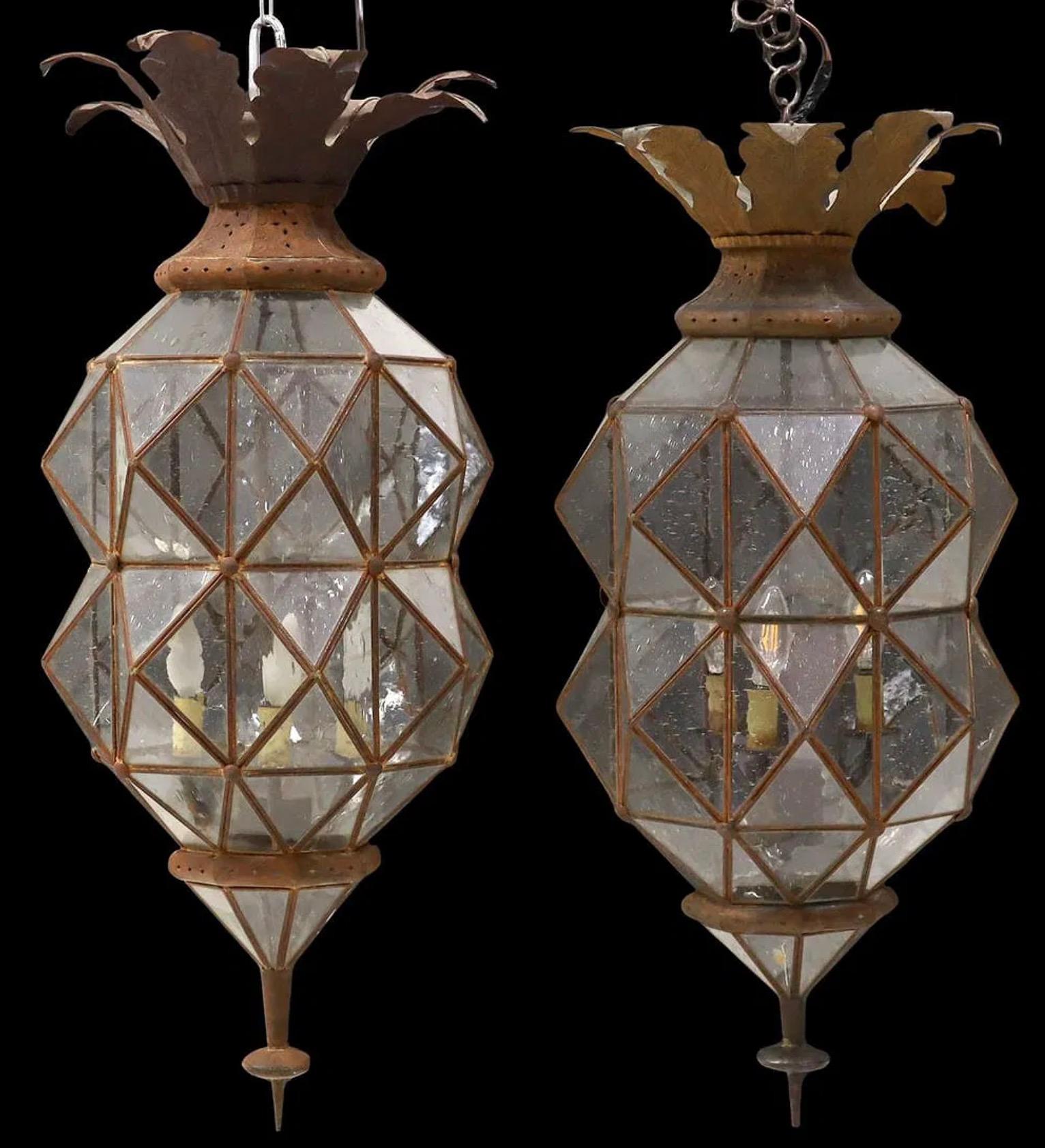 Paire de lanternes octogonales à 3 lumières en fer et verre semé feuillagé Bon état - En vente à New York, NY