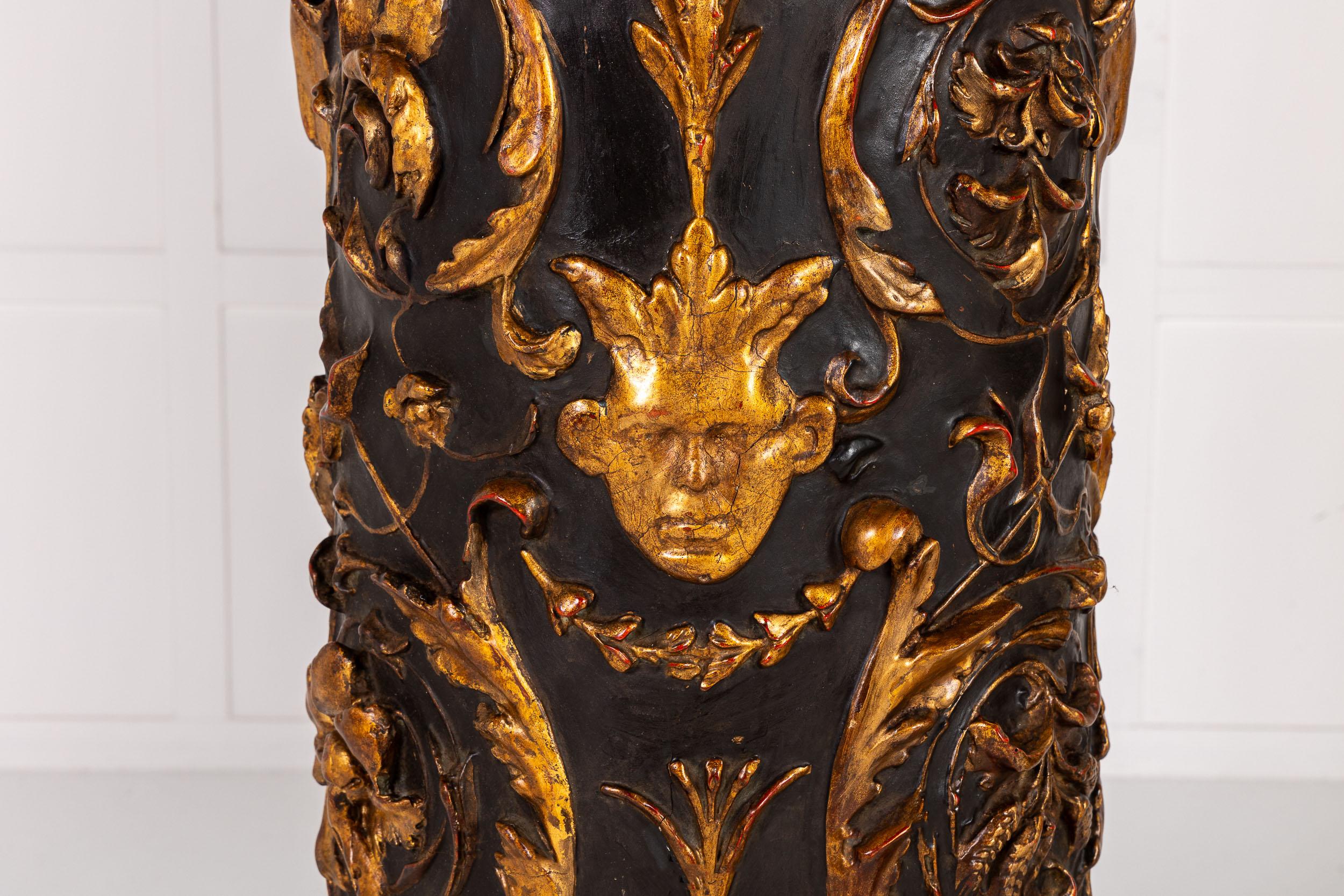Ein großartiges Paar bemalter und vergoldeter Säulen aus dem 19.

Ein sehr ungewöhnliches Paar großer Säulen, mit viel Liebe zum Detail gefertigt, reichlich verziert mit elegantem Blattgold in komplizierten Designs von Gesichtern, Vögeln und