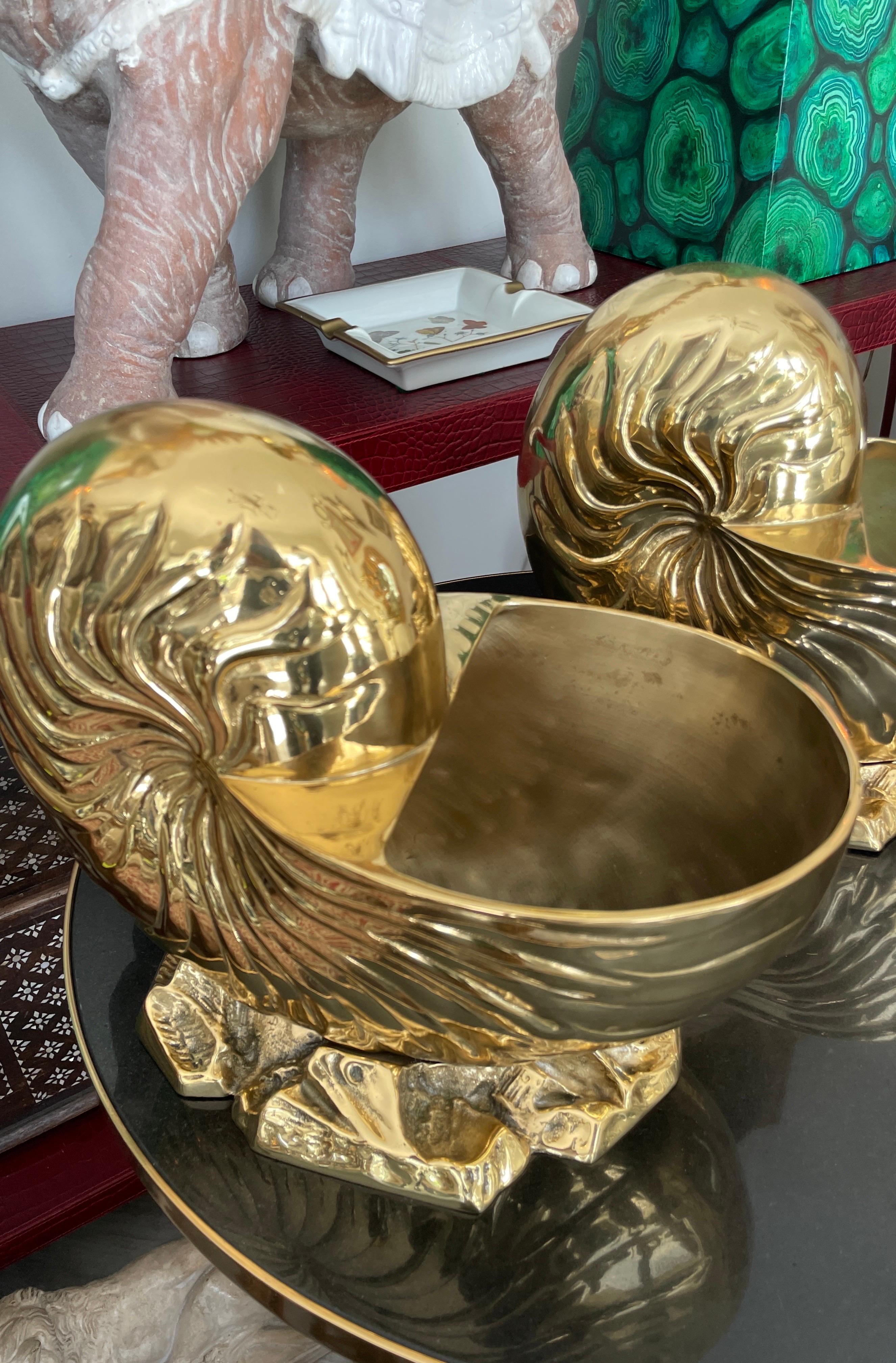 Maravillosa pareja de nautilos de latón macizo a gran escala. Son unos magníficos portaplantas o enfriadores de botellas. En excelente estado.DM
