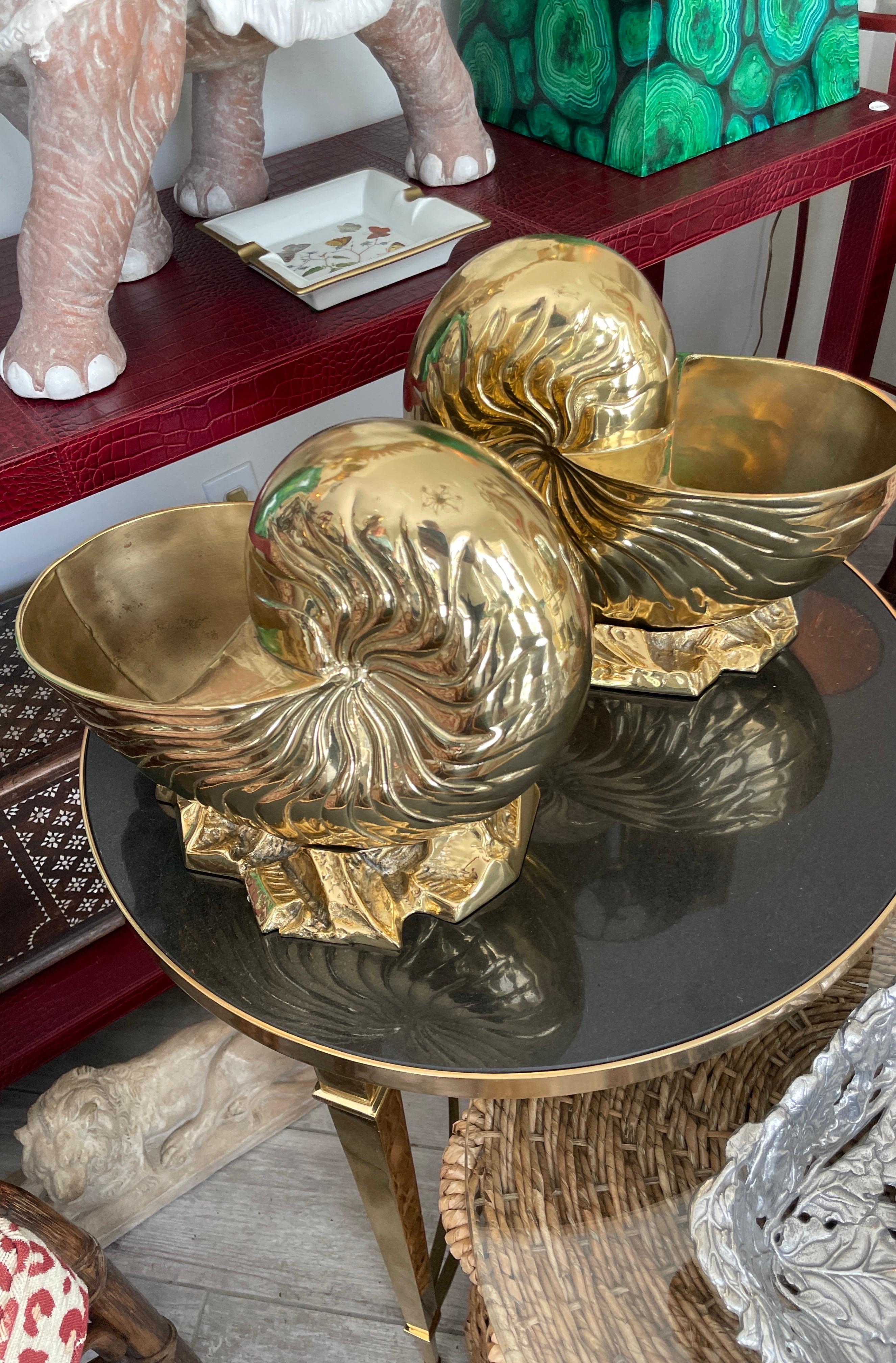 Pareja de Nautilos de Latón Pesado de Gran Escala siglo XX en venta