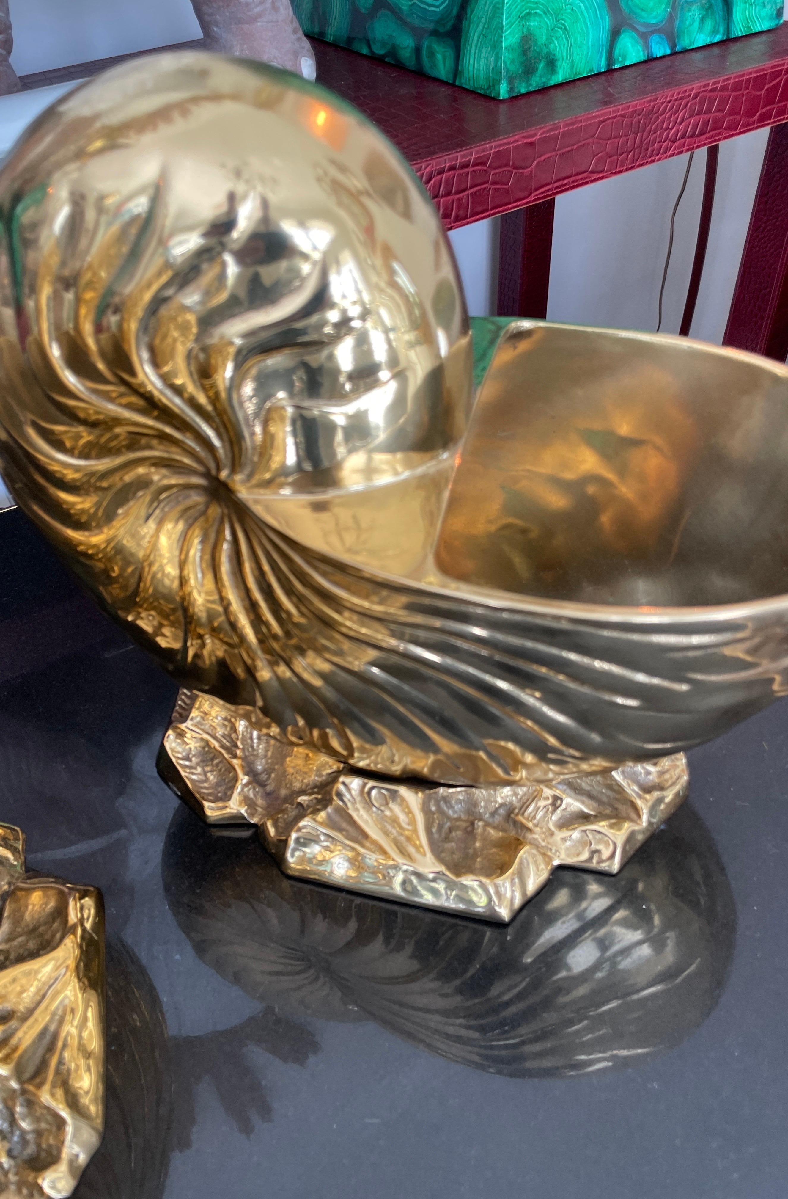 Pareja de Nautilos de Latón Pesado de Gran Escala en venta 3