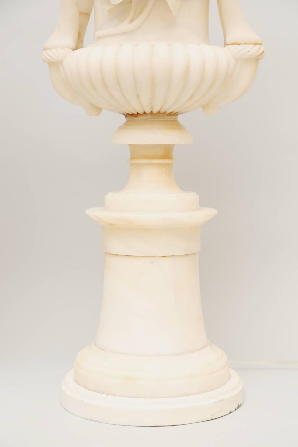 Intagliato Coppia di lampade in alabastro a forma di urna in scala maggiore in vendita