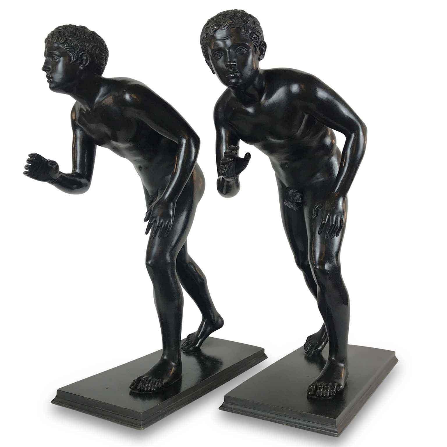 Pareja de esculturas de bronce del Gran Tour de los corredores de Herculano Siglo XX 4