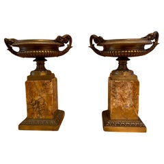 Paar Grand Tour Bronze-Tazzas auf Marmorsockeln, Italien, um:1890