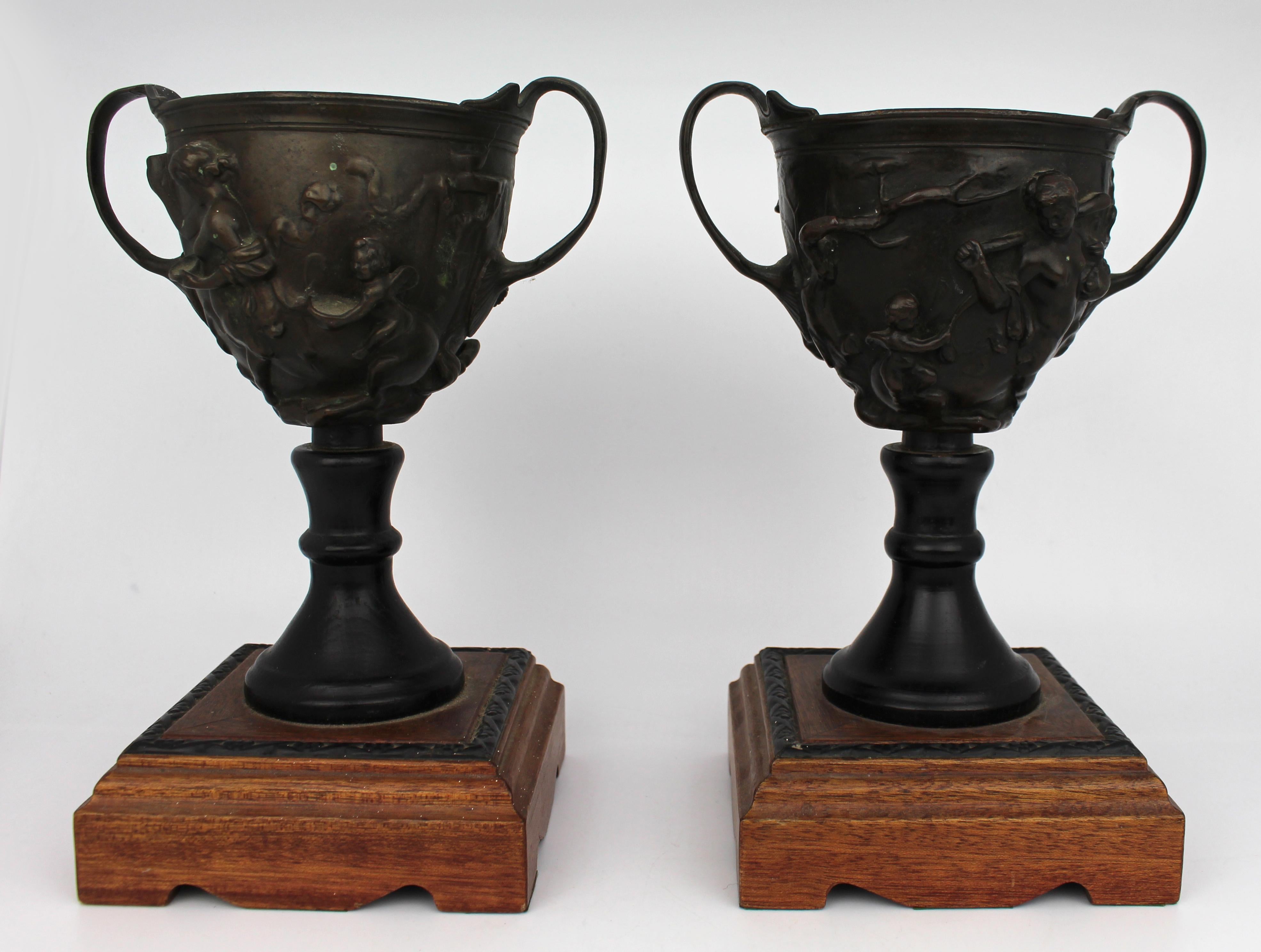 Pareja de urnas de dos asas de bronce Grand Tour sobre bases de madera posteriores
Alrededor de 1900

Pareja decorativa de urnas de bronce fundido, probablemente producidas hacia 1900 siguiendo la tradición de las piezas del Grand Tour. Cada urna