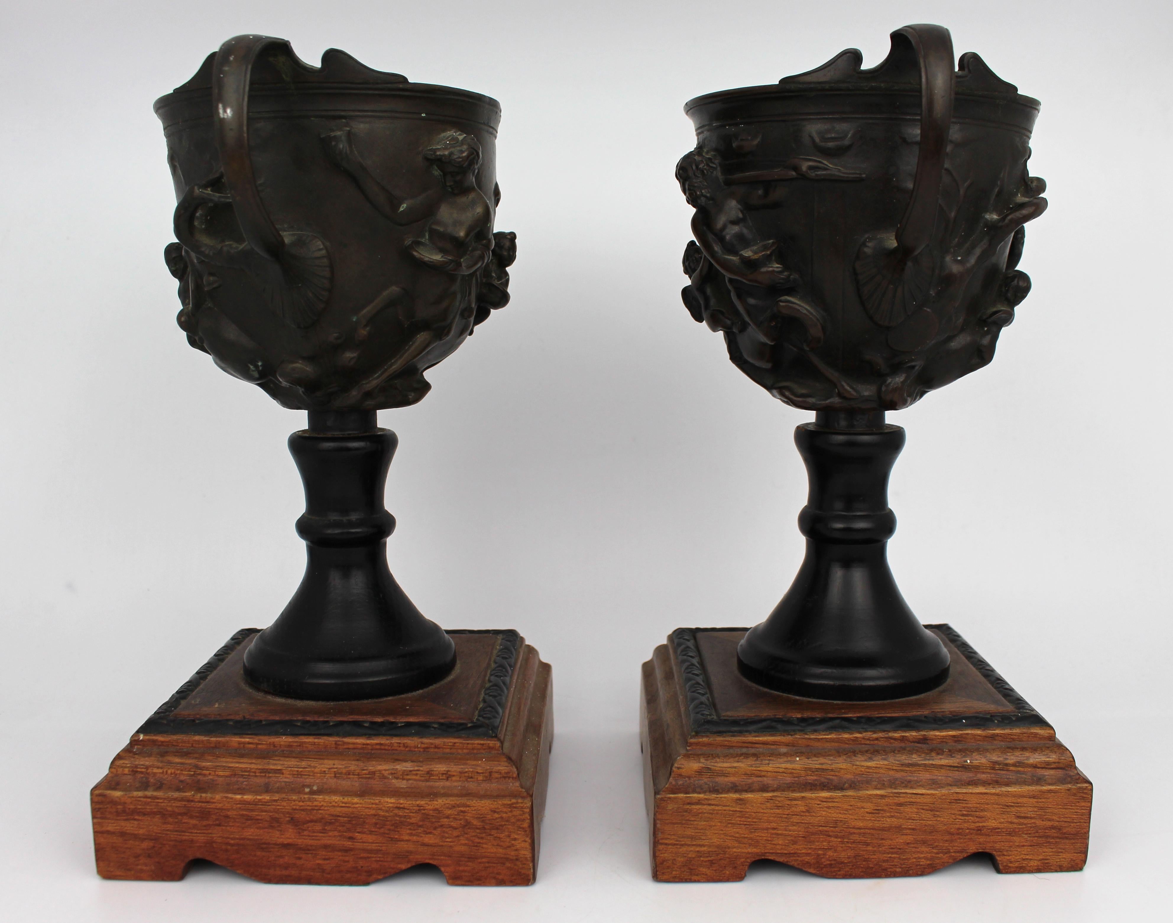 Pareja de urnas de dos asas de bronce Grand Tour sobre bases de madera posteriores en venta 2