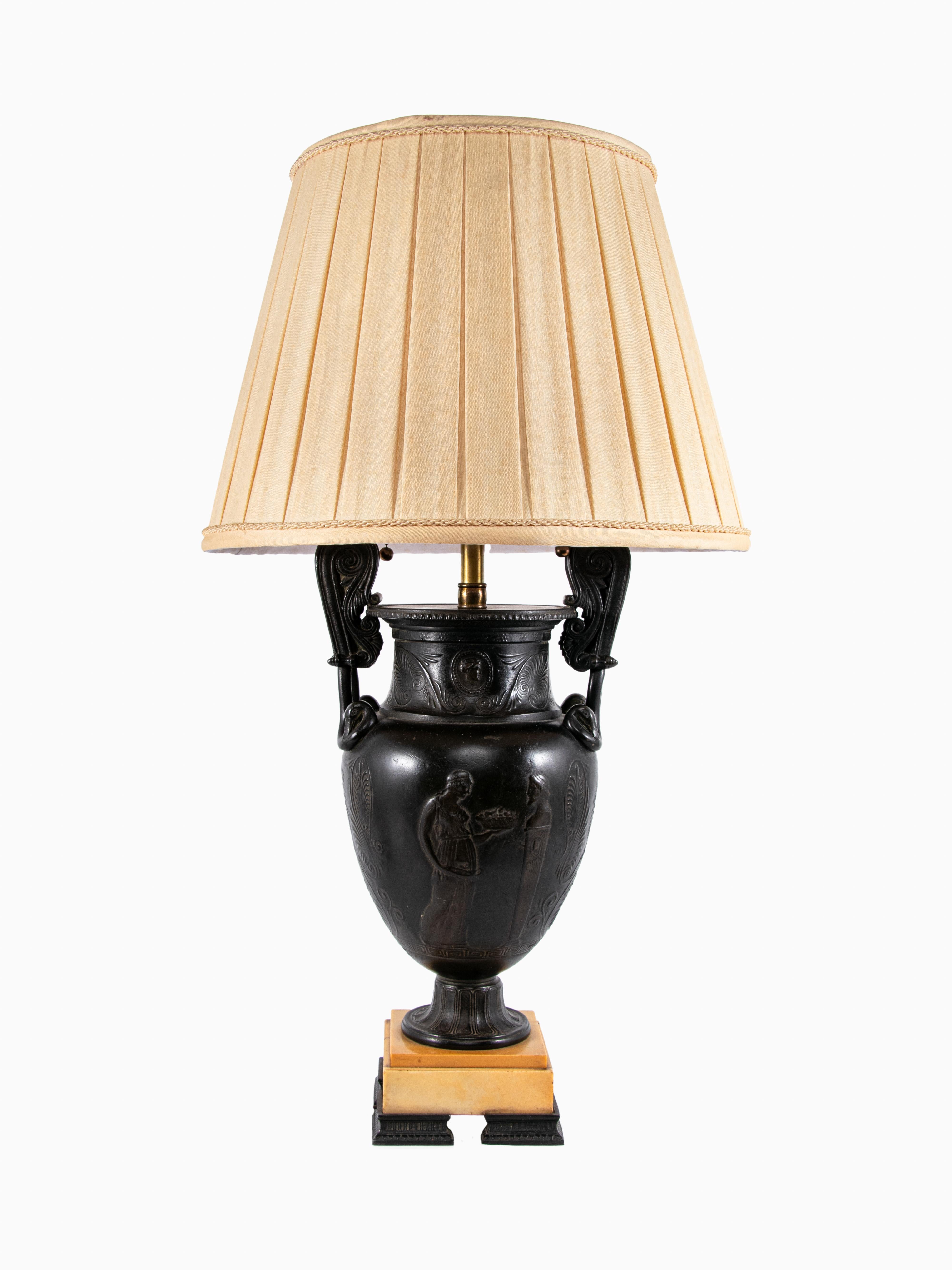 Paire de lampes de table urne Grand Tour en bronze Bon état - En vente à New York, NY