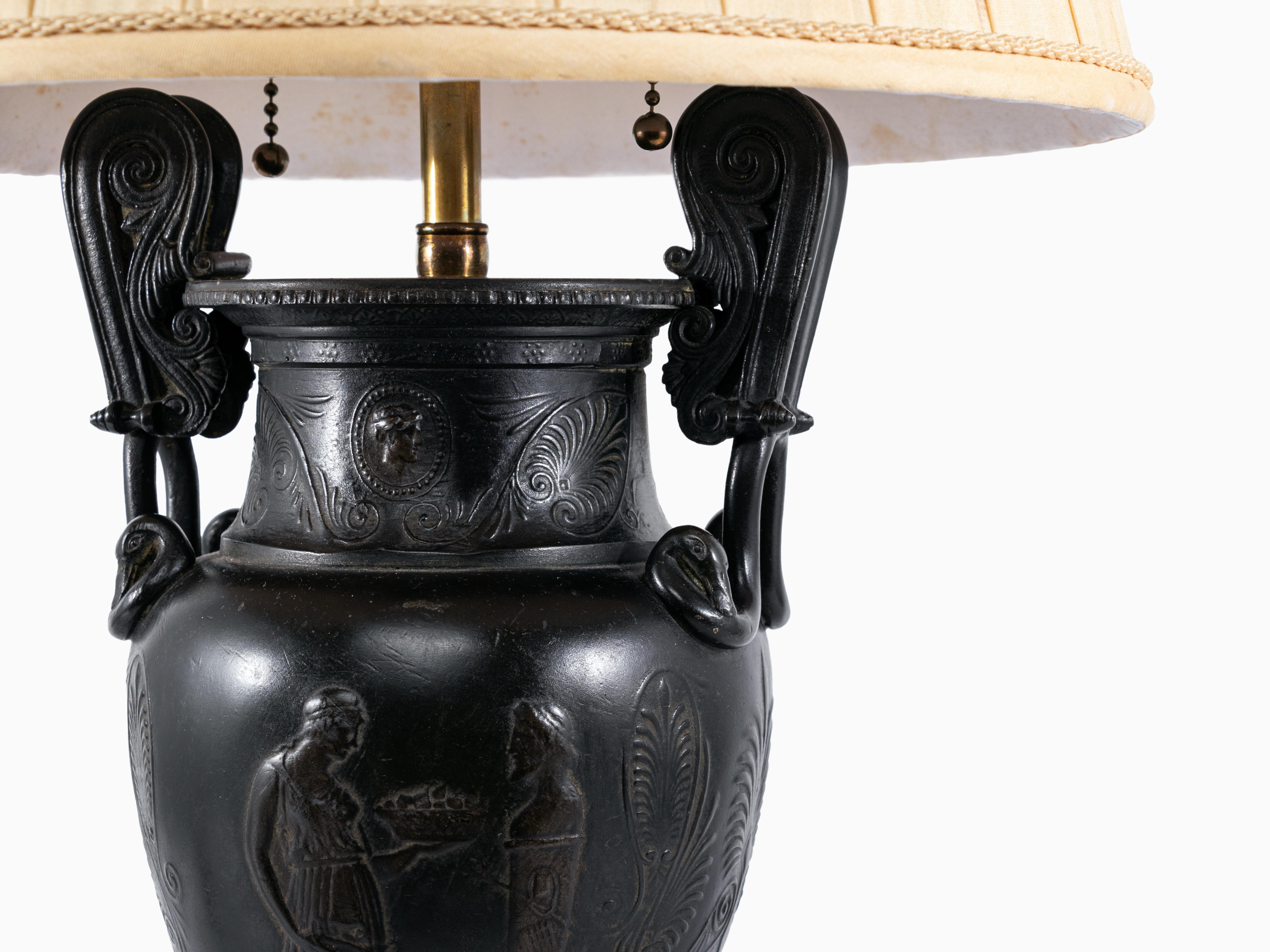 Début du XIXe siècle Paire de lampes de table urne Grand Tour en bronze en vente