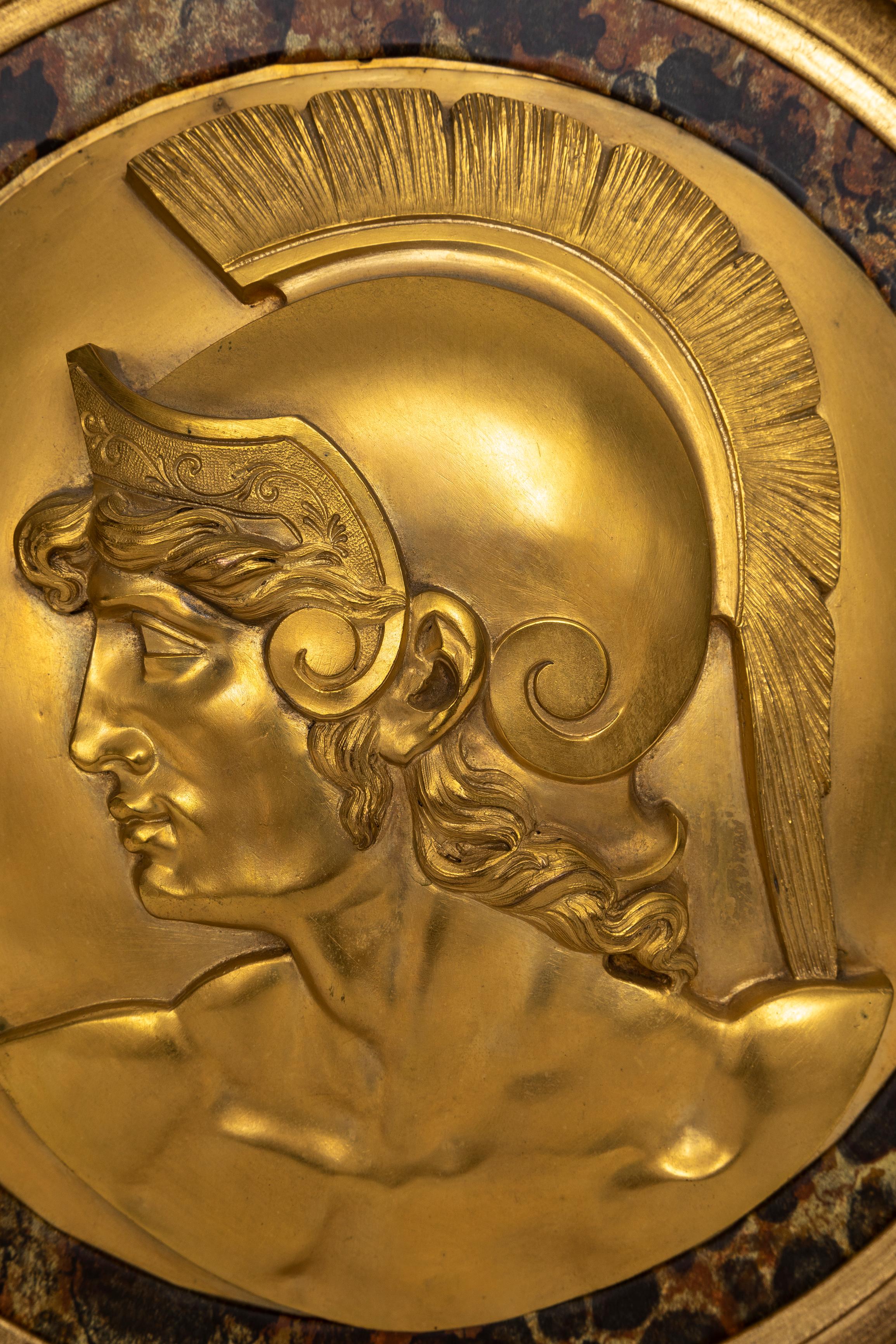 Pareja de placas circulares de gladiadores romanos de bronce dorado Grand Tour Luis XVI en venta