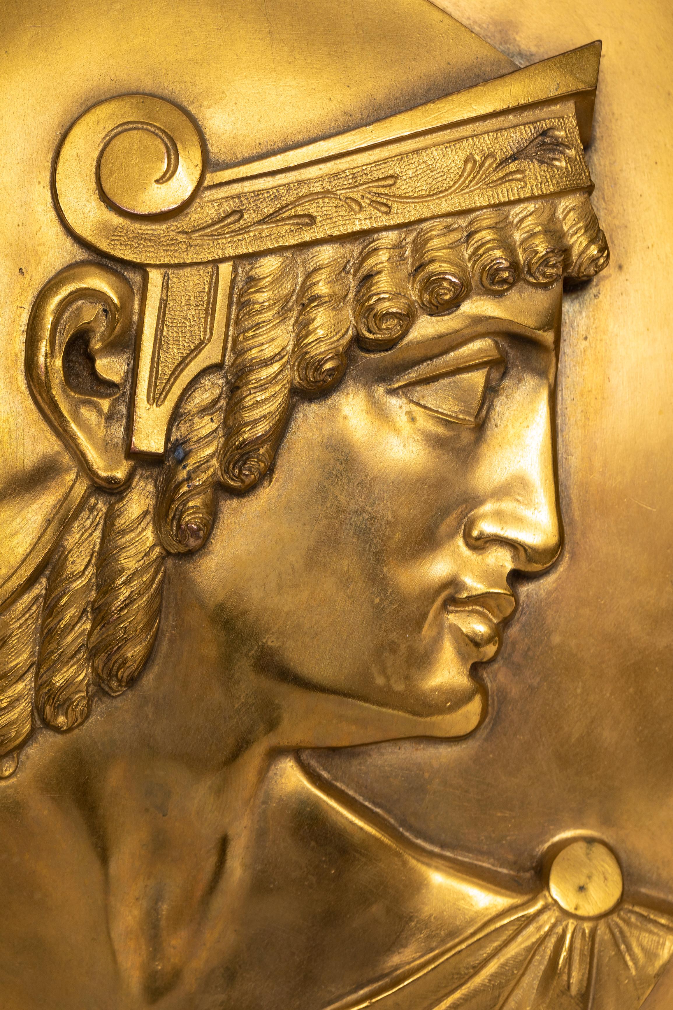 Pareja de placas circulares de gladiadores romanos de bronce dorado Grand Tour en Bueno estado para la venta en New York, NY