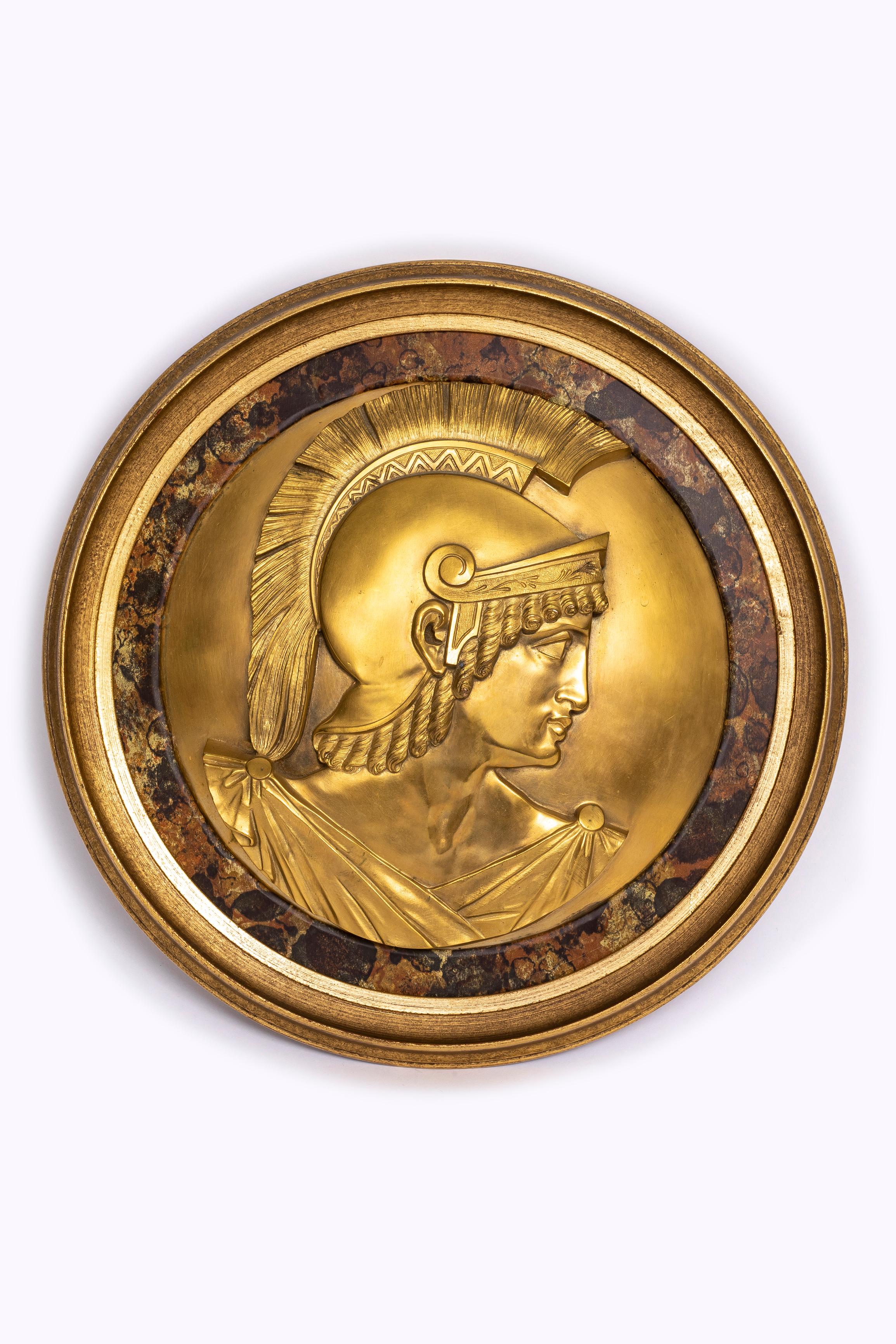 Pareja de placas circulares de gladiadores romanos de bronce dorado Grand Tour en venta 1