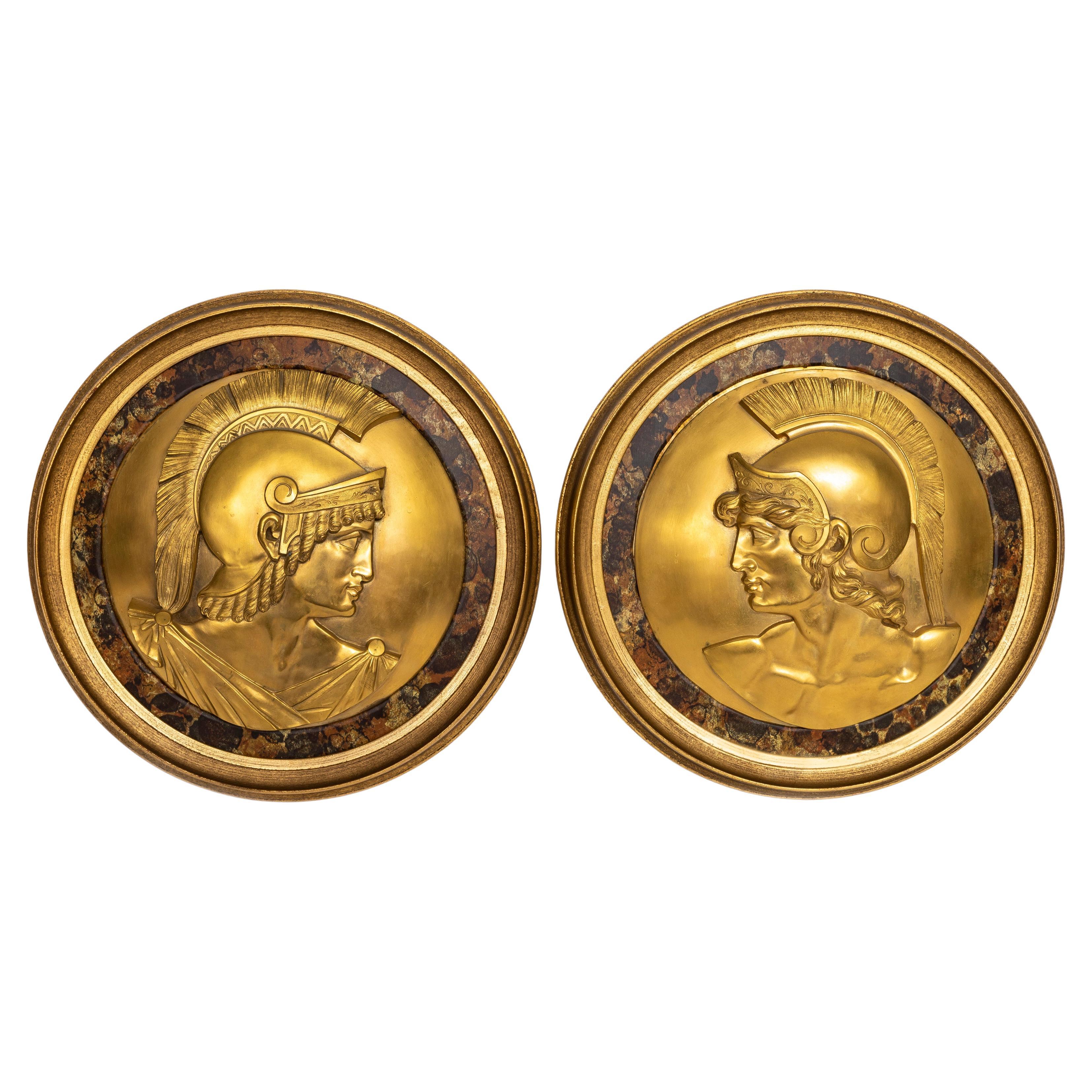 Pareja de placas circulares de gladiadores romanos de bronce dorado Grand Tour