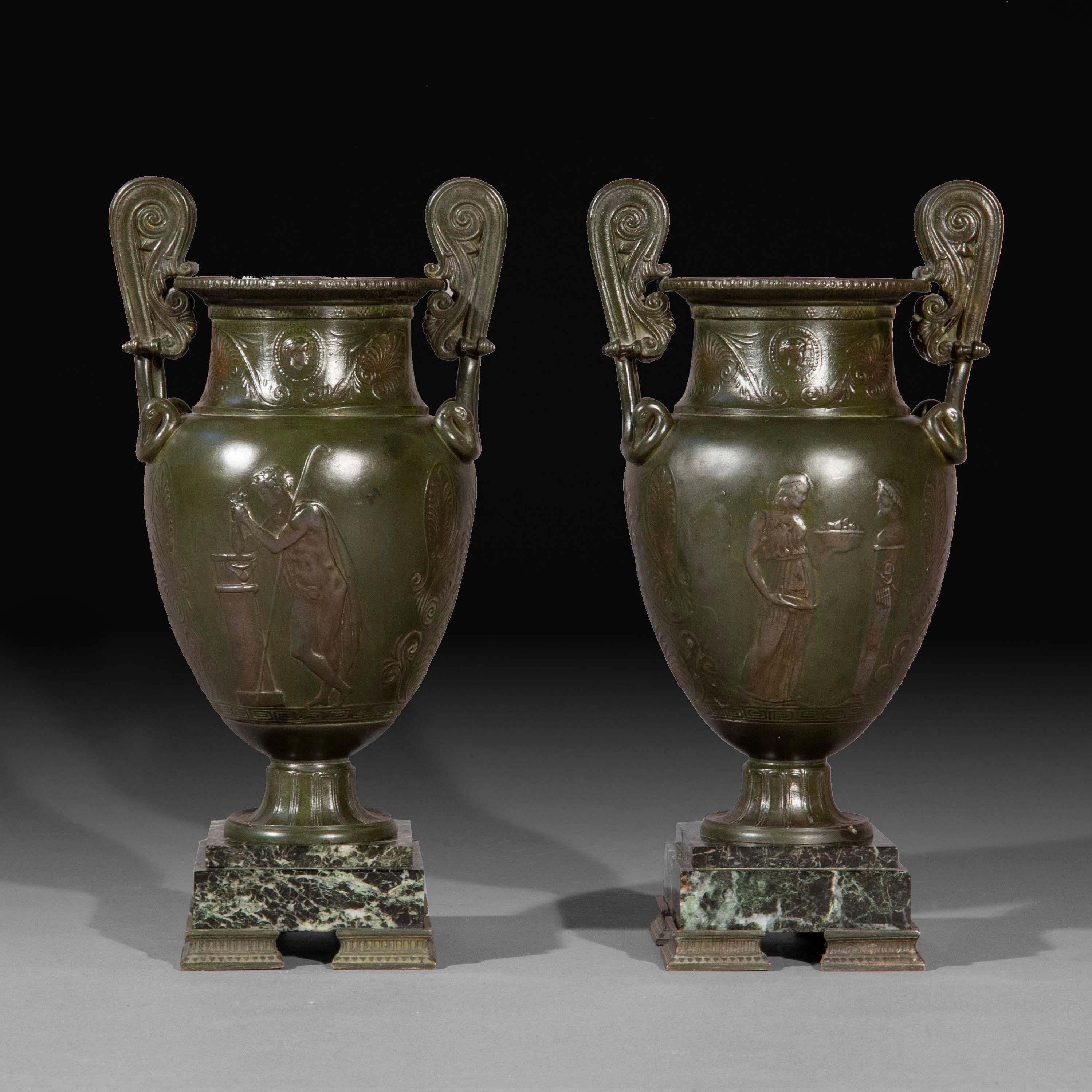 Pareja de jarrones griegos de bronce del Grand Tour sobre bases de mármol Italiano en venta