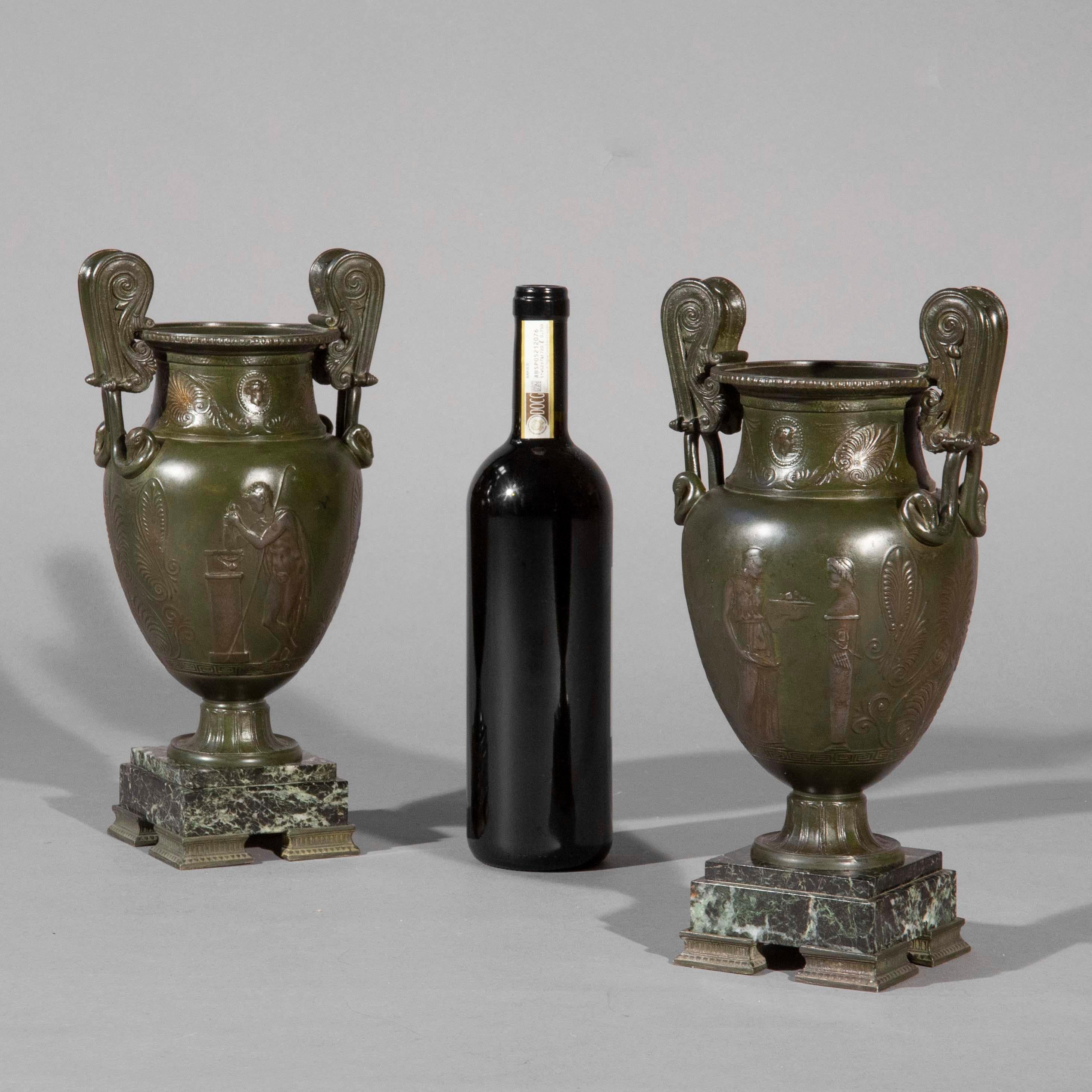 Pareja de jarrones griegos de bronce del Grand Tour sobre bases de mármol siglo XIX en venta