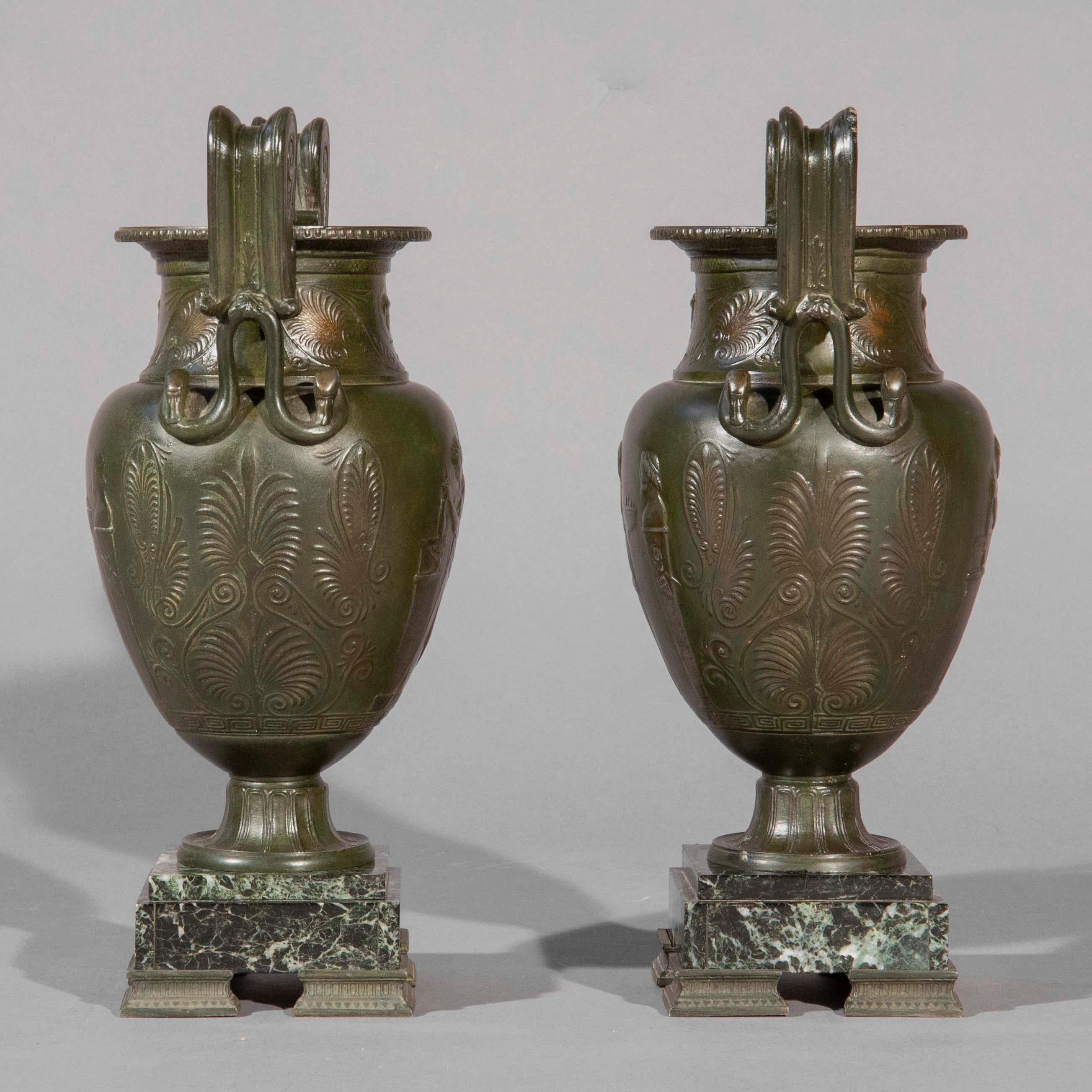 Paire de vases en bronze de la Grèce Grand Tour sur socle en marbre en vente 1