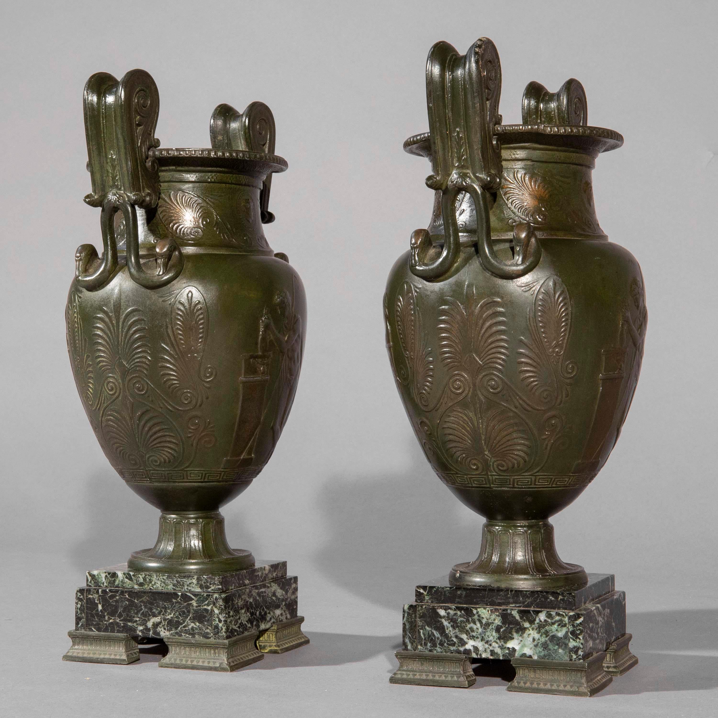 Pareja de jarrones griegos de bronce del Grand Tour sobre bases de mármol en venta 2