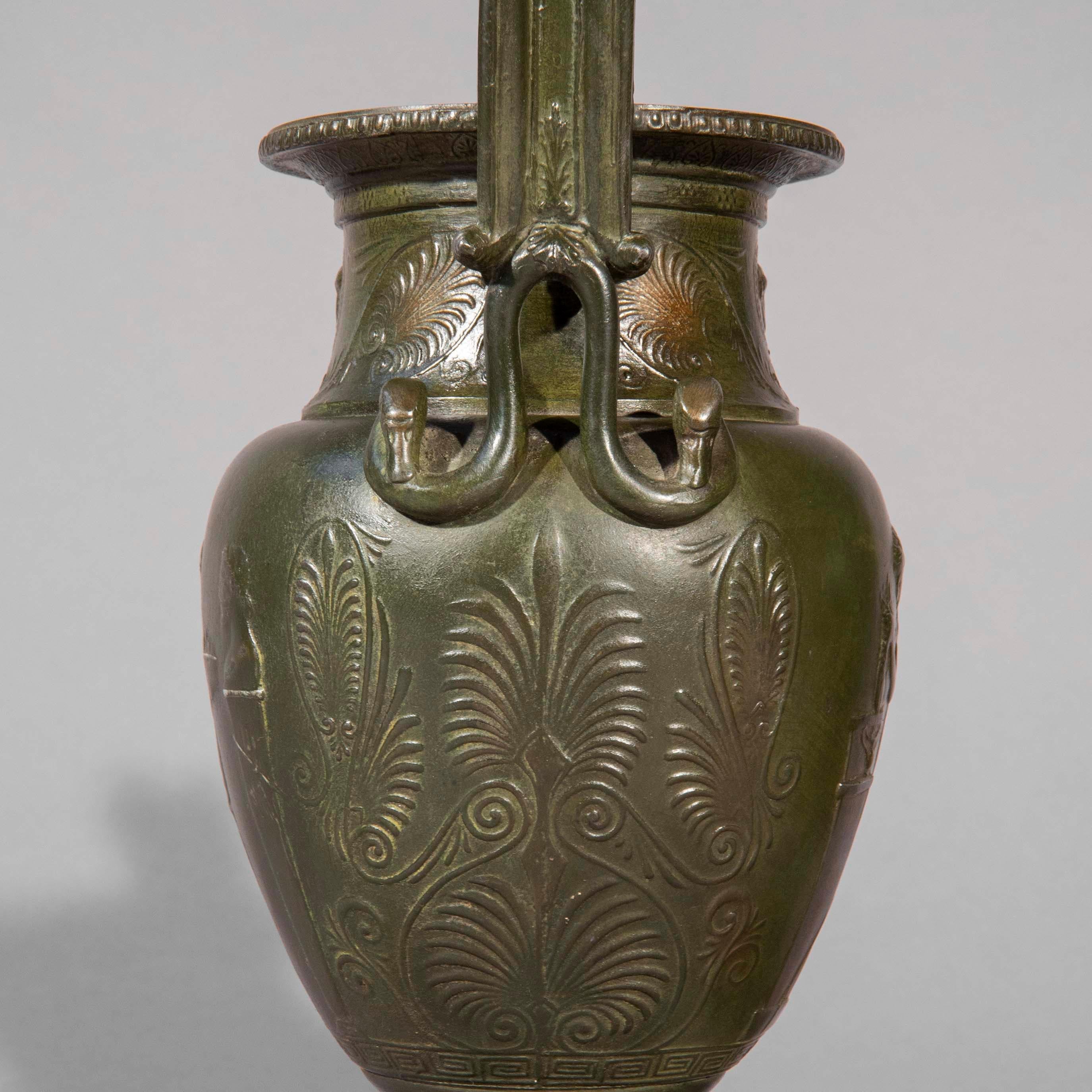 Pareja de jarrones griegos de bronce del Grand Tour sobre bases de mármol Bronceado en venta