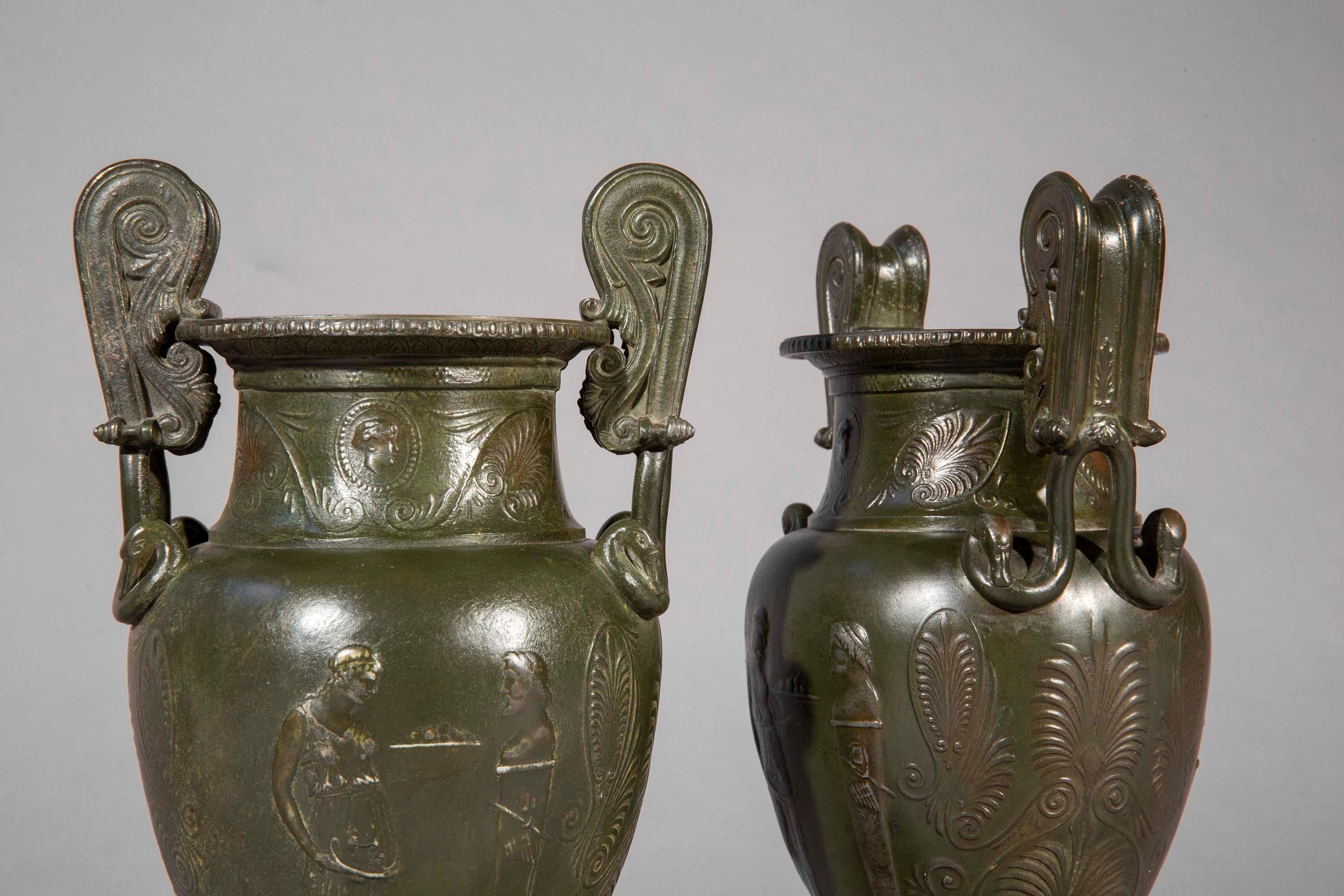 Pair of Grand Tour Greek Bronze Vases on Marble Bases In Good Condition For Sale In Richmond, London