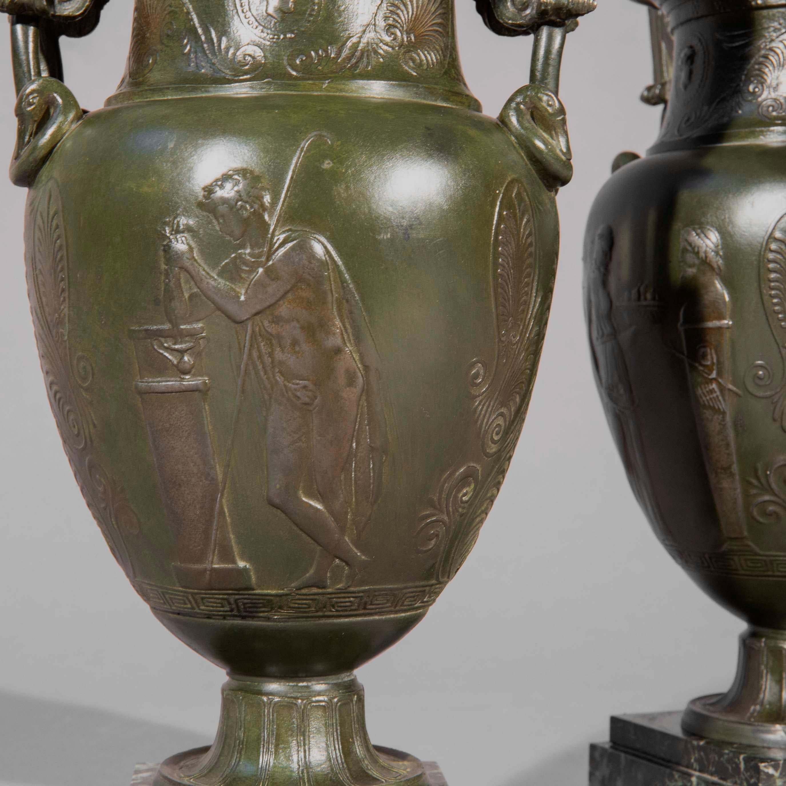 Pareja de jarrones griegos de bronce del Grand Tour sobre bases de mármol en venta 3