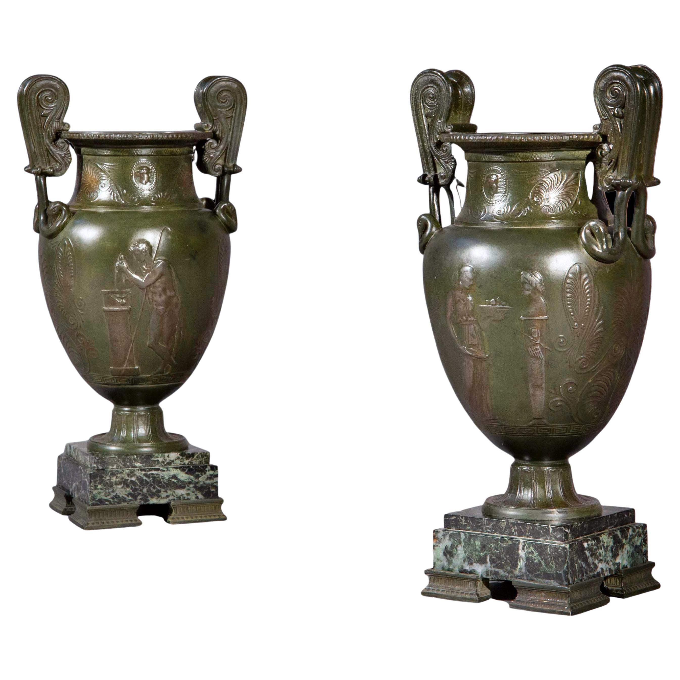 Paire de vases en bronze de la Grèce Grand Tour sur socle en marbre en vente