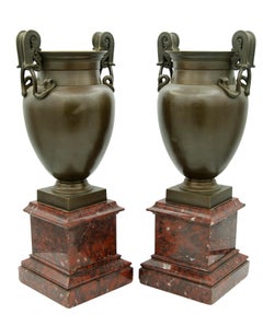 Coppia di urne in bronzo di epoca greca del Grand Tour su basi di marmo