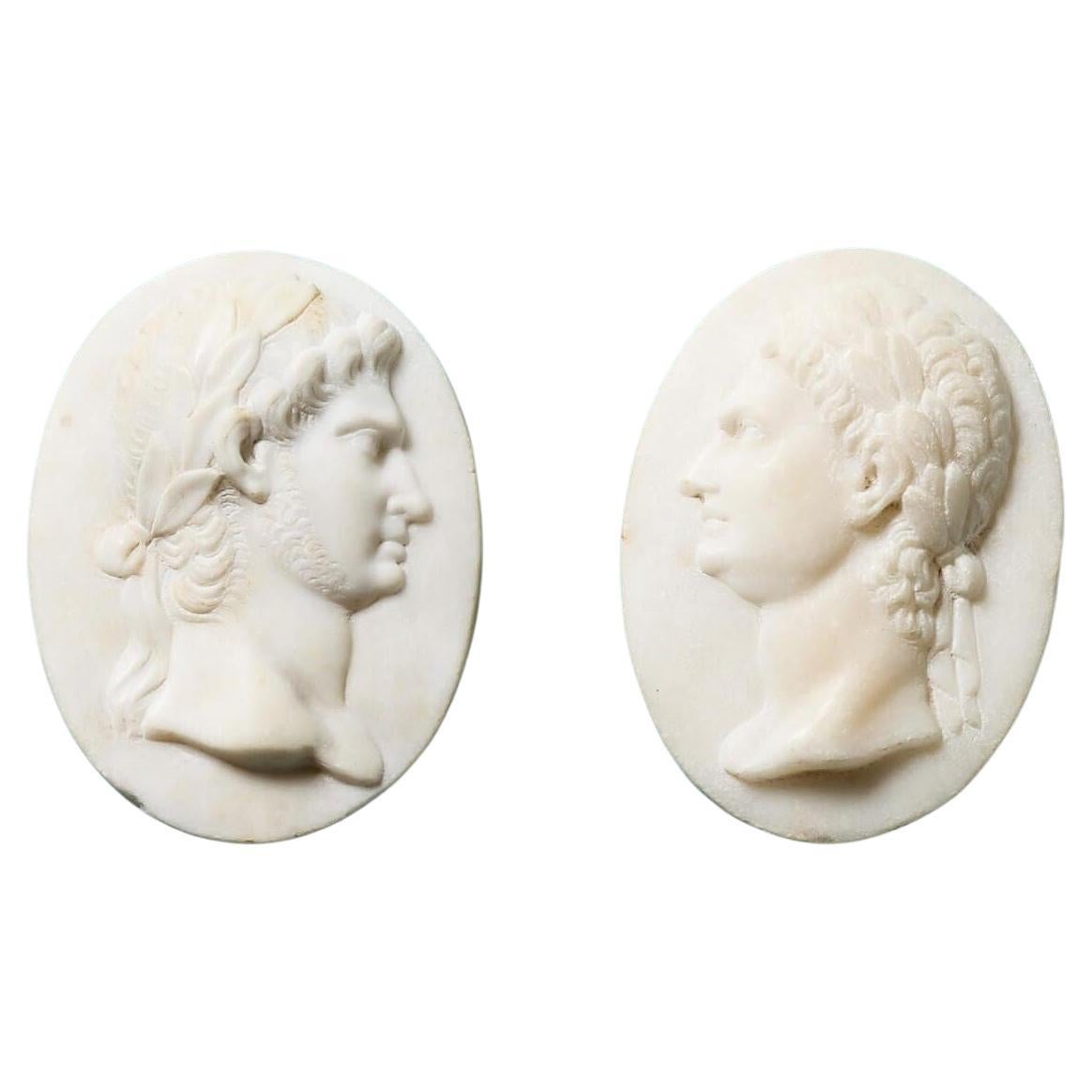 Coppia di medaglioni in marmo del Grand Tour raffiguranti imperatori romani