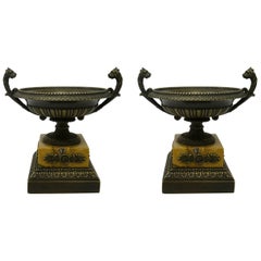 Paire d'Urnes Vases Tazzas Grand Tour en bronze doré et marbre de Sienne:: 19ème siècle