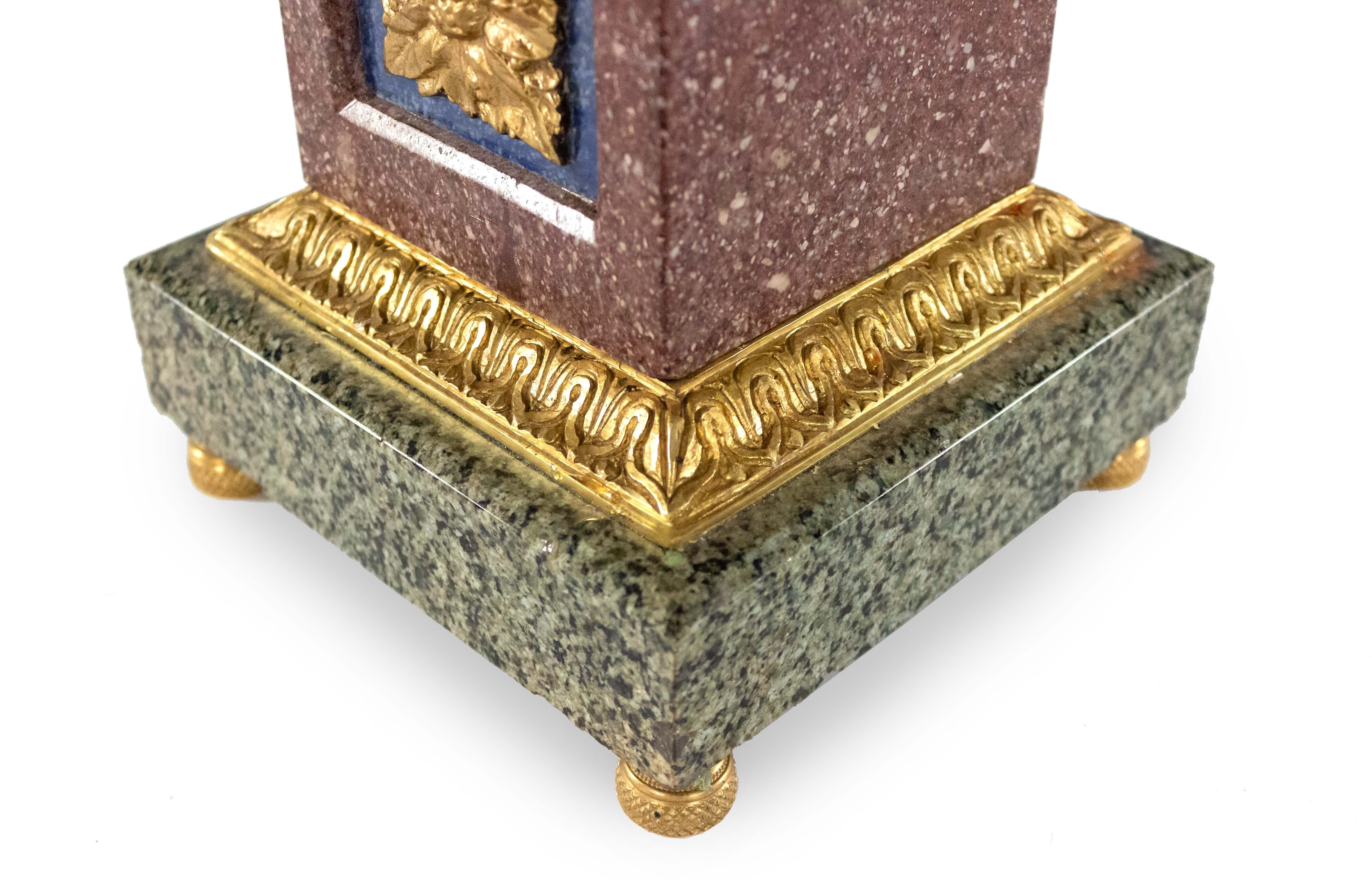 Bronzo Coppia di obelischi in pietra dura montati in bronzo in stile Grand Tour in vendita