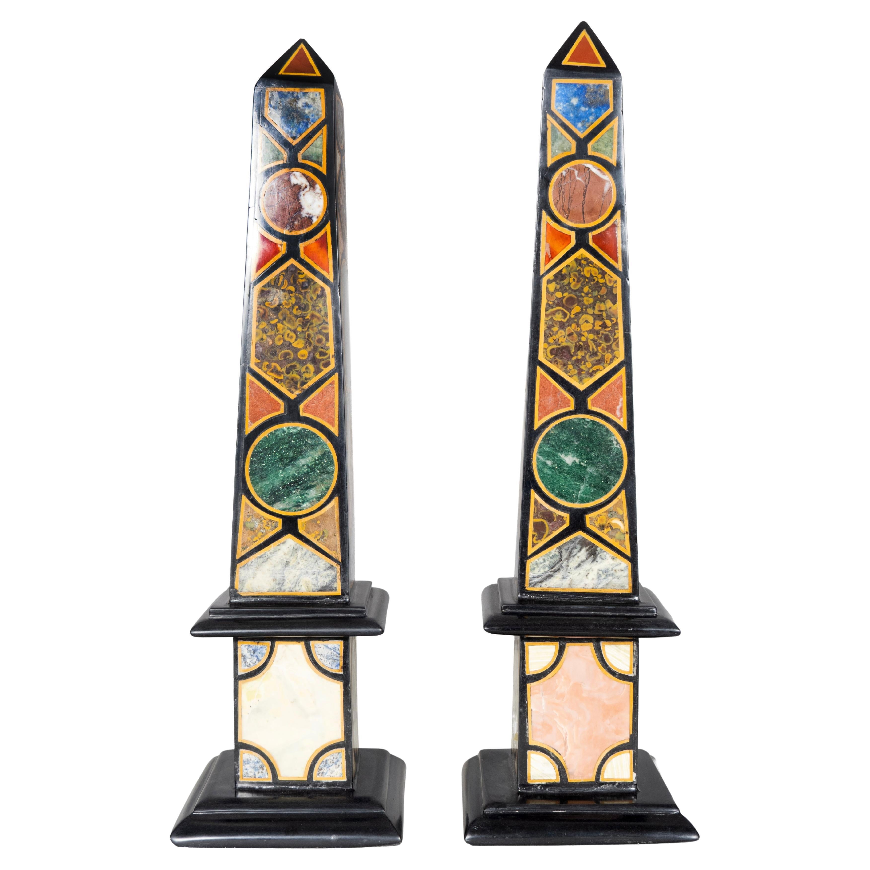 Paire d
obélisques en marbre de style Grand Tour