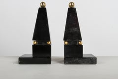 Paar Obelisken-Buchstützen im Grand-Tour-Stil - Marmor und Messingkugeln - Made in Italy